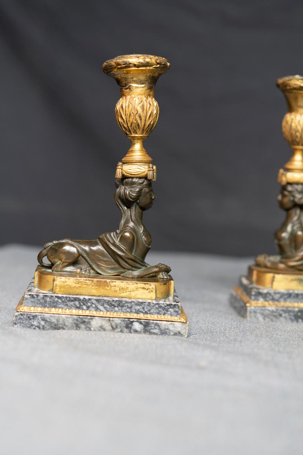 Paar russische neoklassizistische Kerzenständer aus vergoldeter und patinierter Bronze mit Sphinx (Russisch) im Angebot