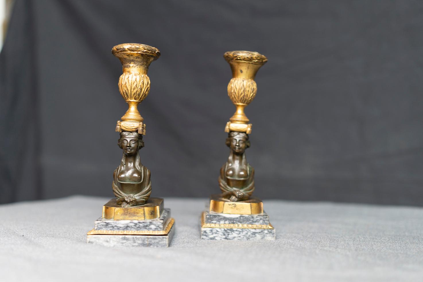 Paar russische neoklassizistische Kerzenständer aus vergoldeter und patinierter Bronze mit Sphinx im Zustand „Gut“ im Angebot in Montreal, QC