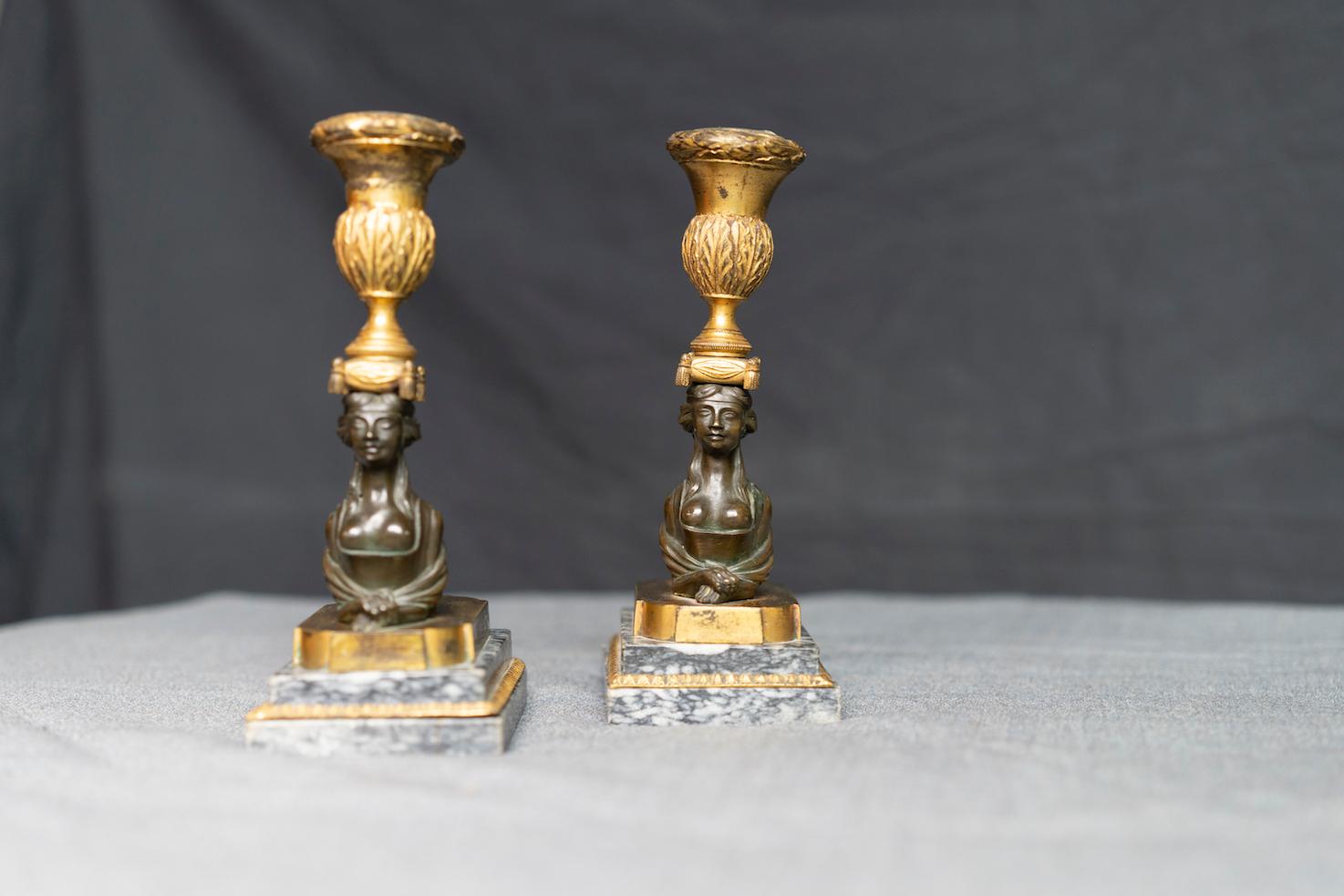 Paar russische neoklassizistische Kerzenständer aus vergoldeter und patinierter Bronze mit Sphinx (Frühes 19. Jahrhundert) im Angebot