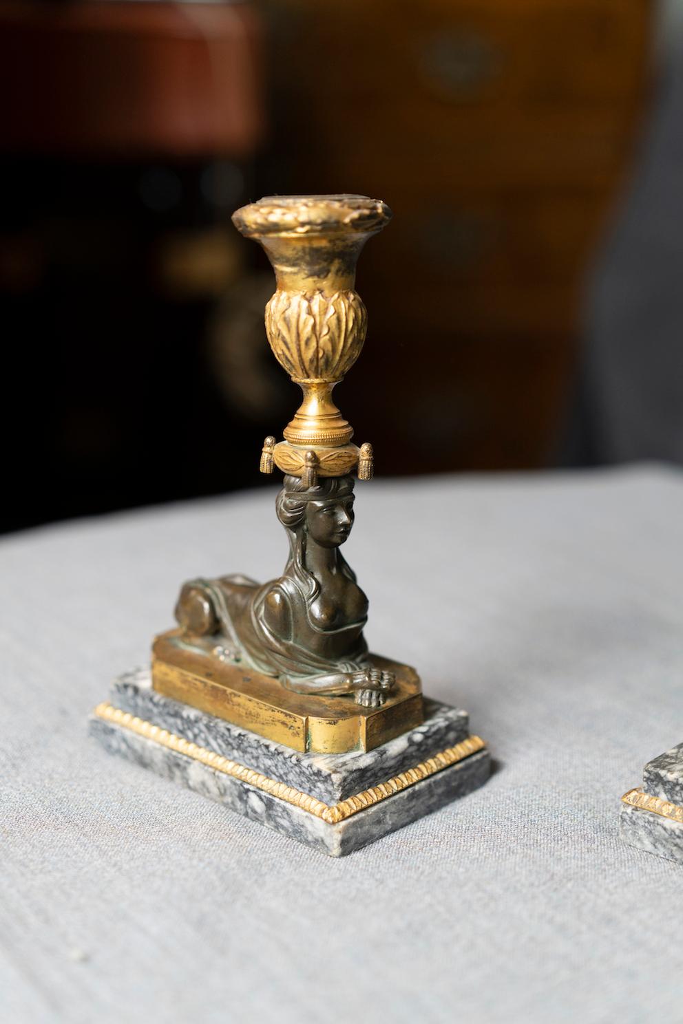 Paar russische neoklassizistische Kerzenständer aus vergoldeter und patinierter Bronze mit Sphinx im Angebot 2