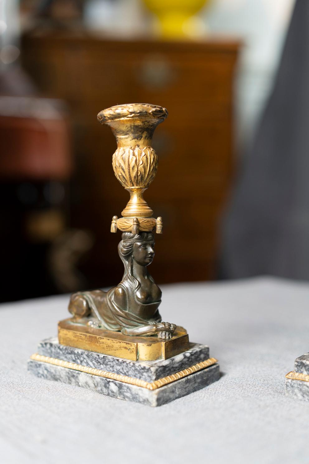 Paar russische neoklassizistische Kerzenständer aus vergoldeter und patinierter Bronze mit Sphinx im Angebot 3