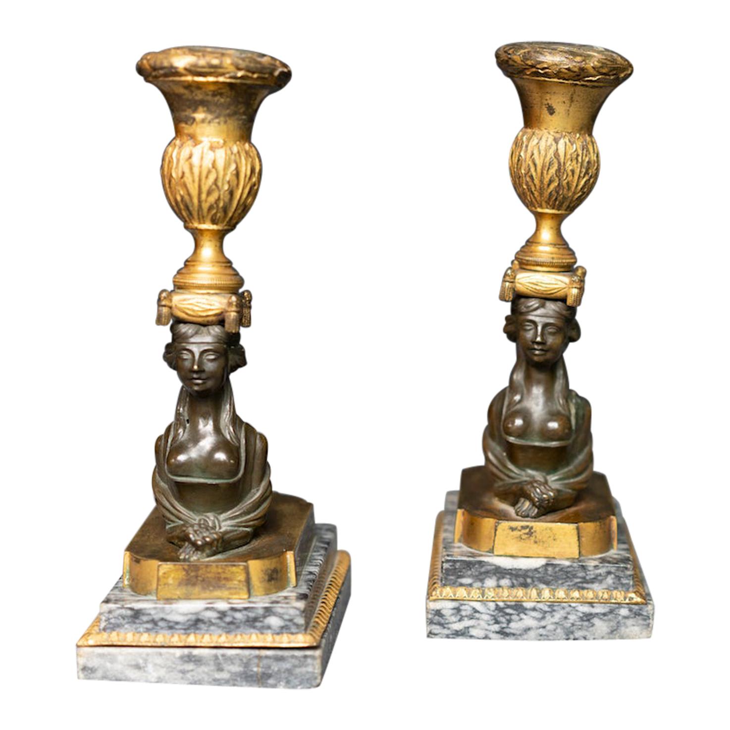 Paar russische neoklassizistische Kerzenständer aus vergoldeter und patinierter Bronze mit Sphinx im Angebot