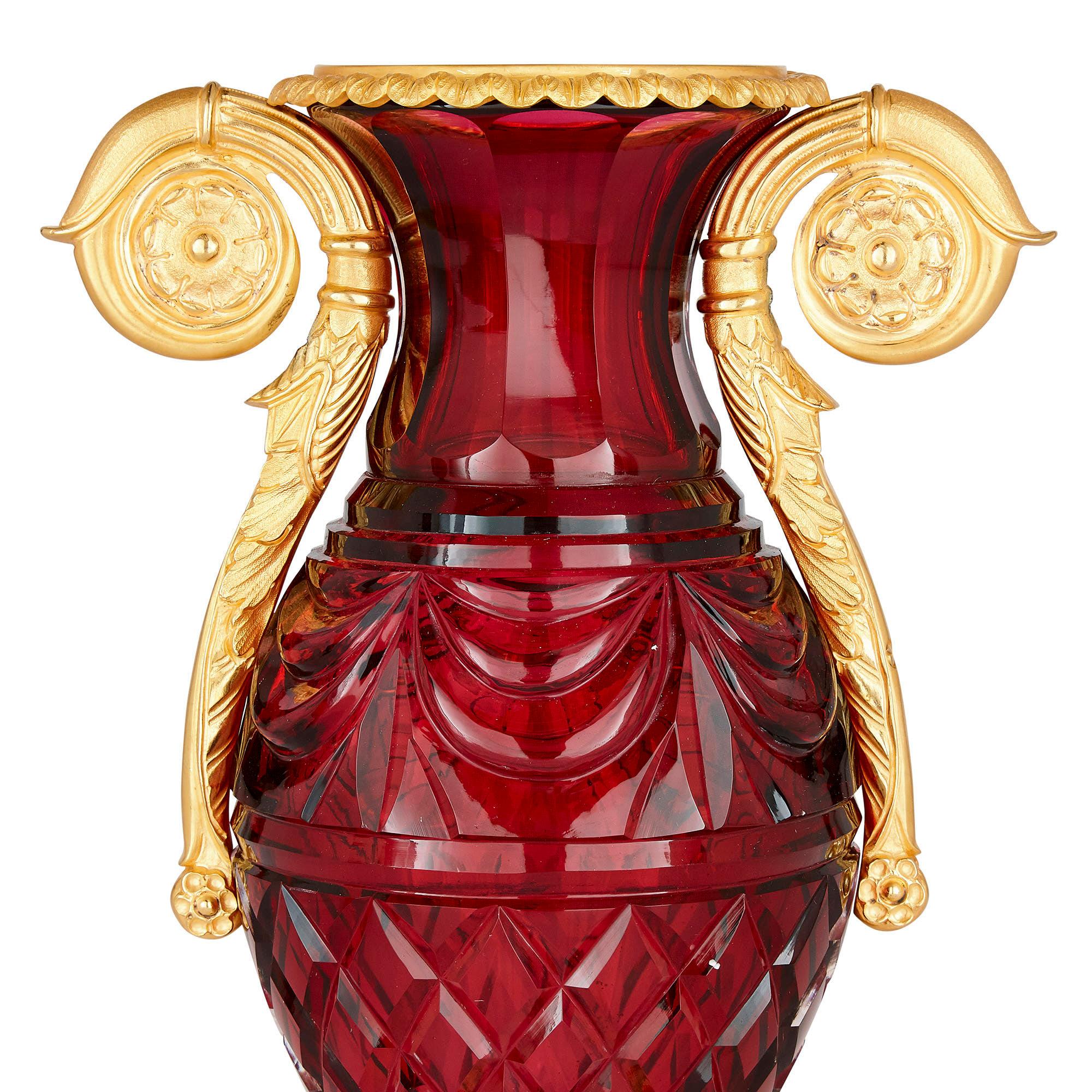 Paar russische Vasen aus geschliffenem Glas und vergoldeter Bronze im neoklassischen Stil (Neoklassisch) im Angebot