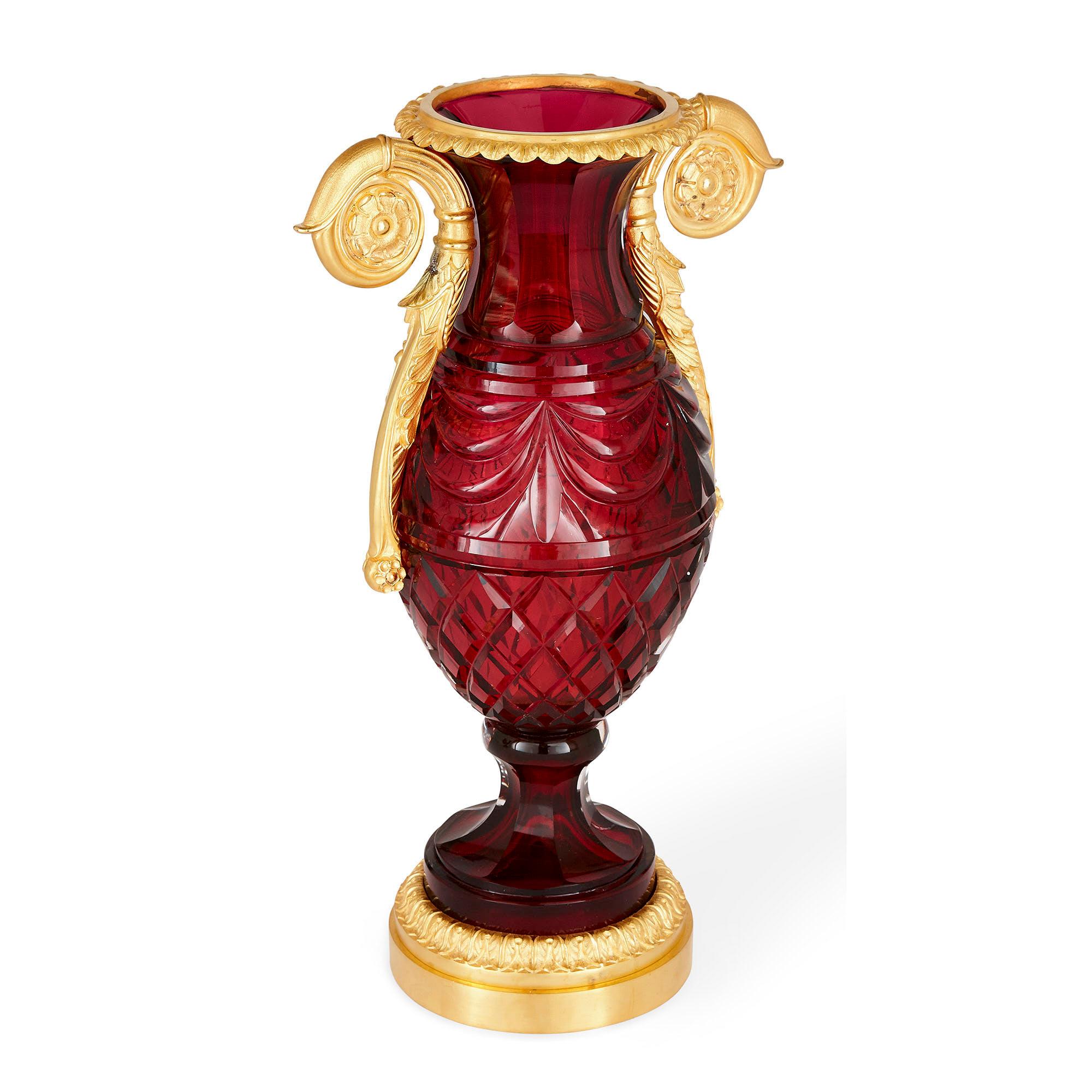 Paar russische Vasen aus geschliffenem Glas und vergoldeter Bronze im neoklassischen Stil (Vergoldet) im Angebot