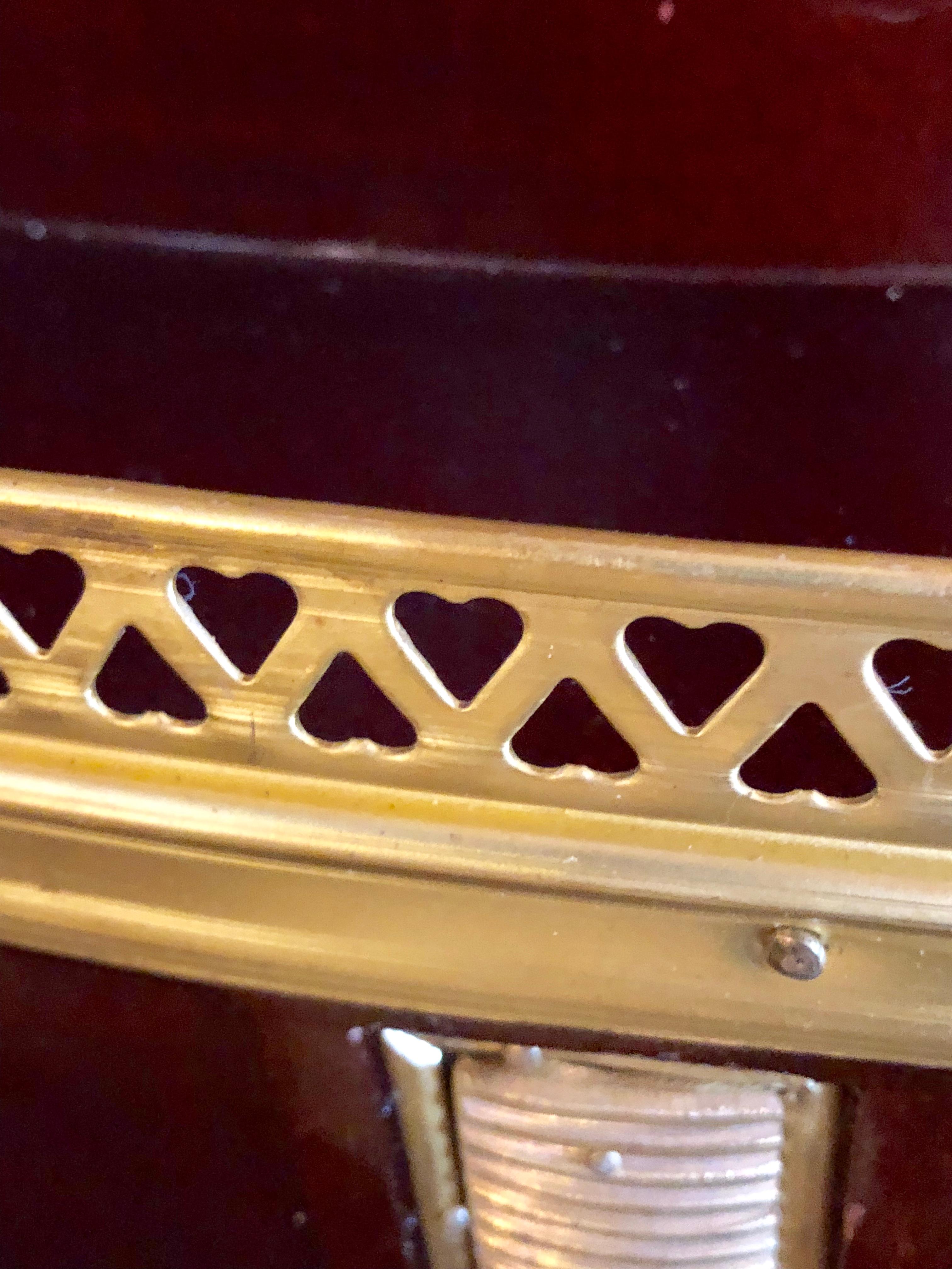 Paar russische Demilune-Beistelltische oder Nachttischkommoden im neoklassischen Stil im Angebot 6