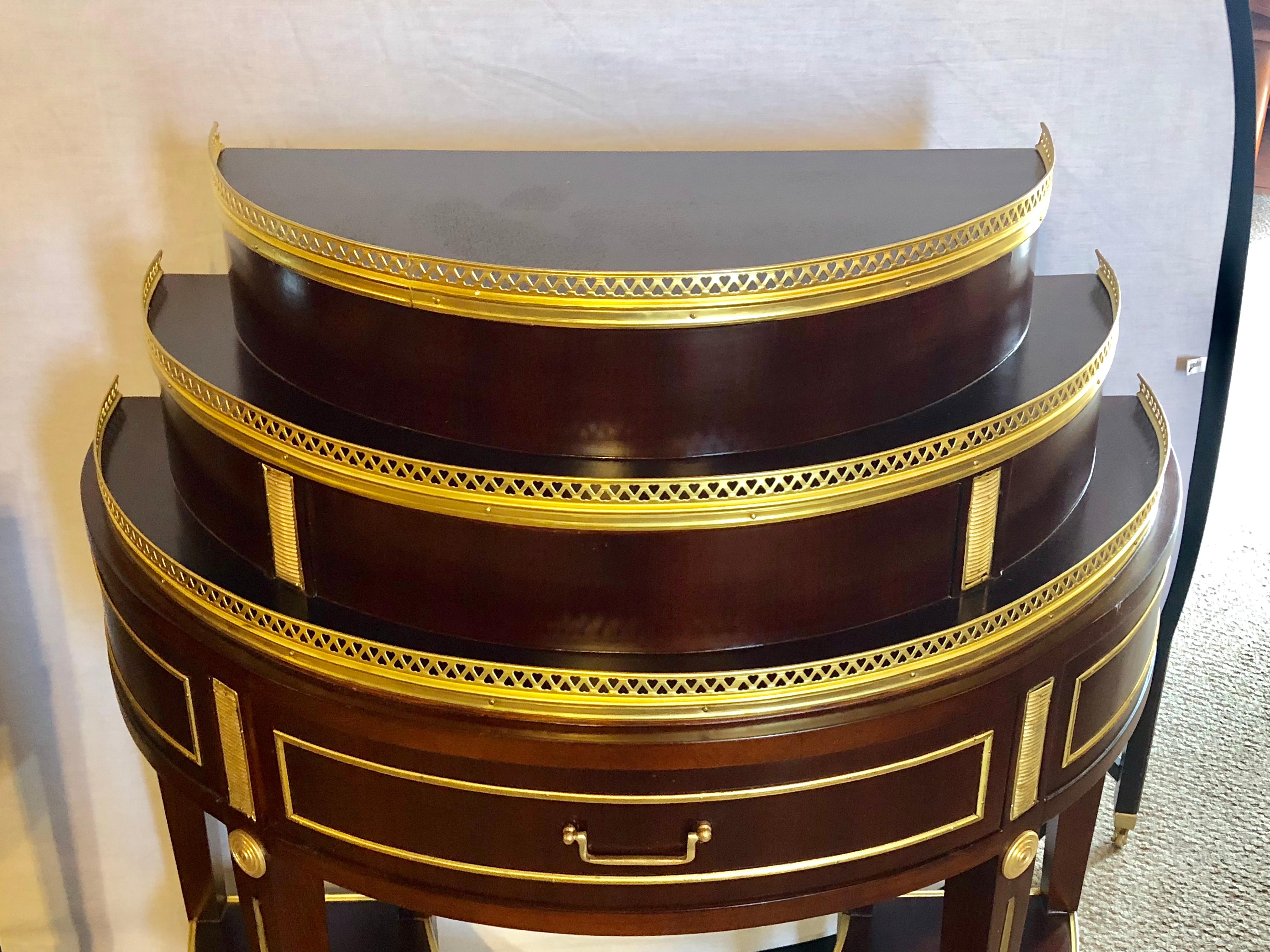 Paar russische Demilune-Beistelltische oder Nachttischkommoden im neoklassischen Stil im Zustand „Gut“ im Angebot in Stamford, CT
