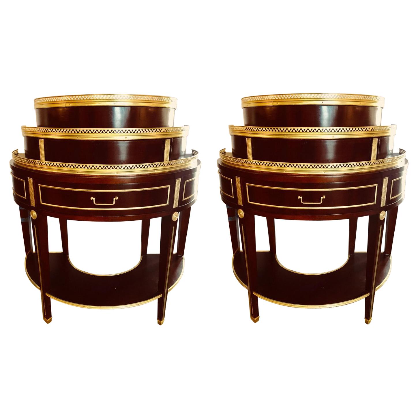 Paire de tables d'appoint ou commodes de nuit russes de style néoclassique en demi-lune