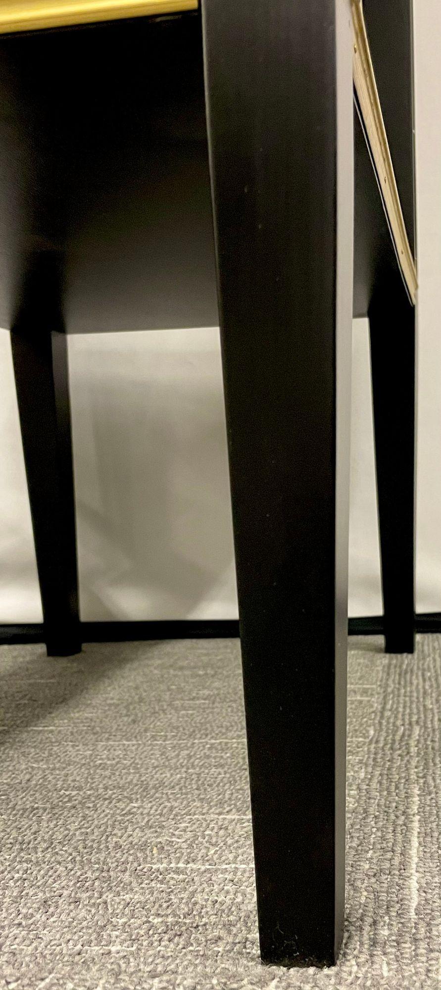 Paire de tables d'appoint ou de tables d'appoint russes de style néoclassique en finition ébène en vente 10