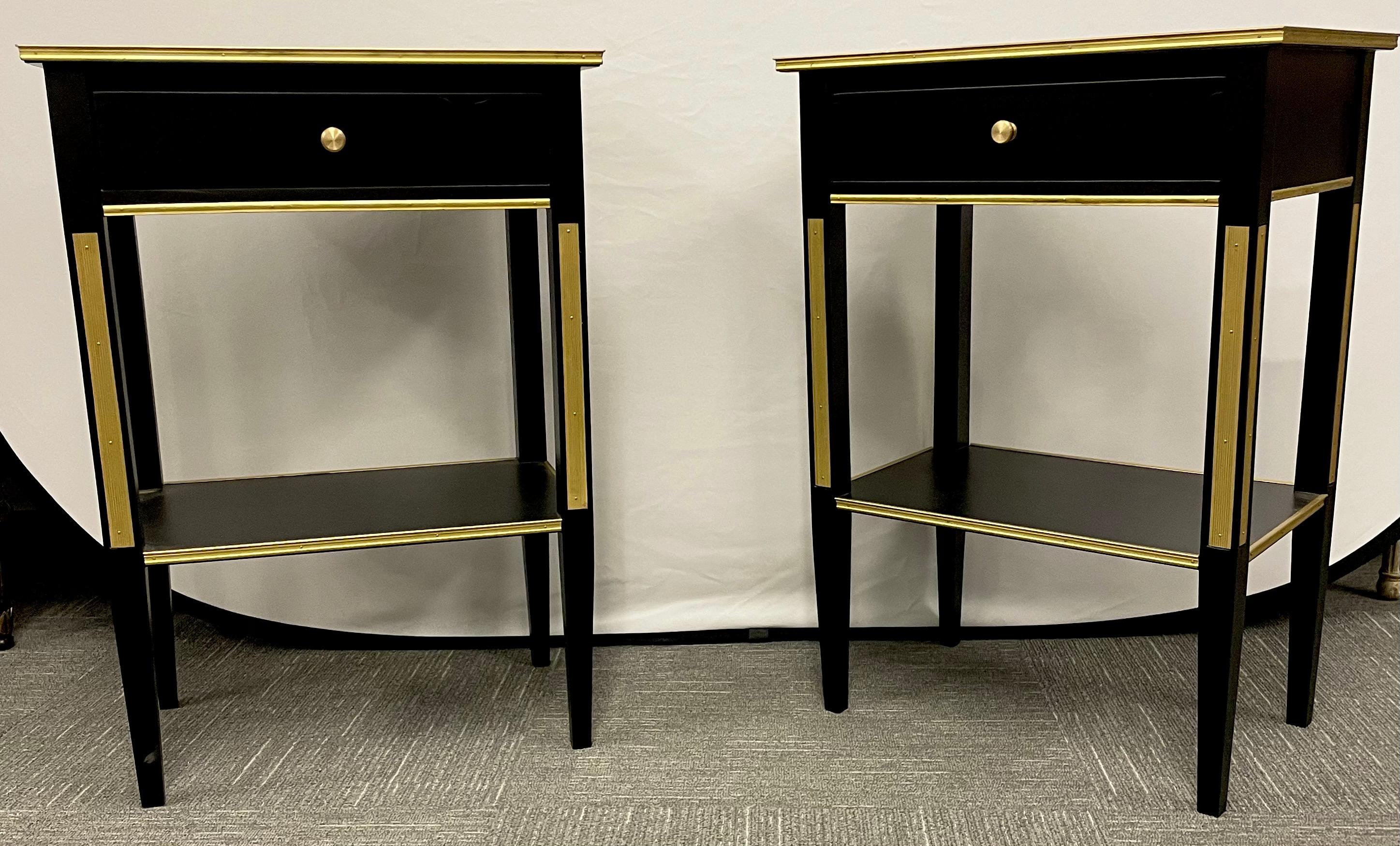 Paire de tables d'appoint ou de tables d'appoint russes de style néoclassique en finition ébène Bon état - En vente à Manhasset, NY
