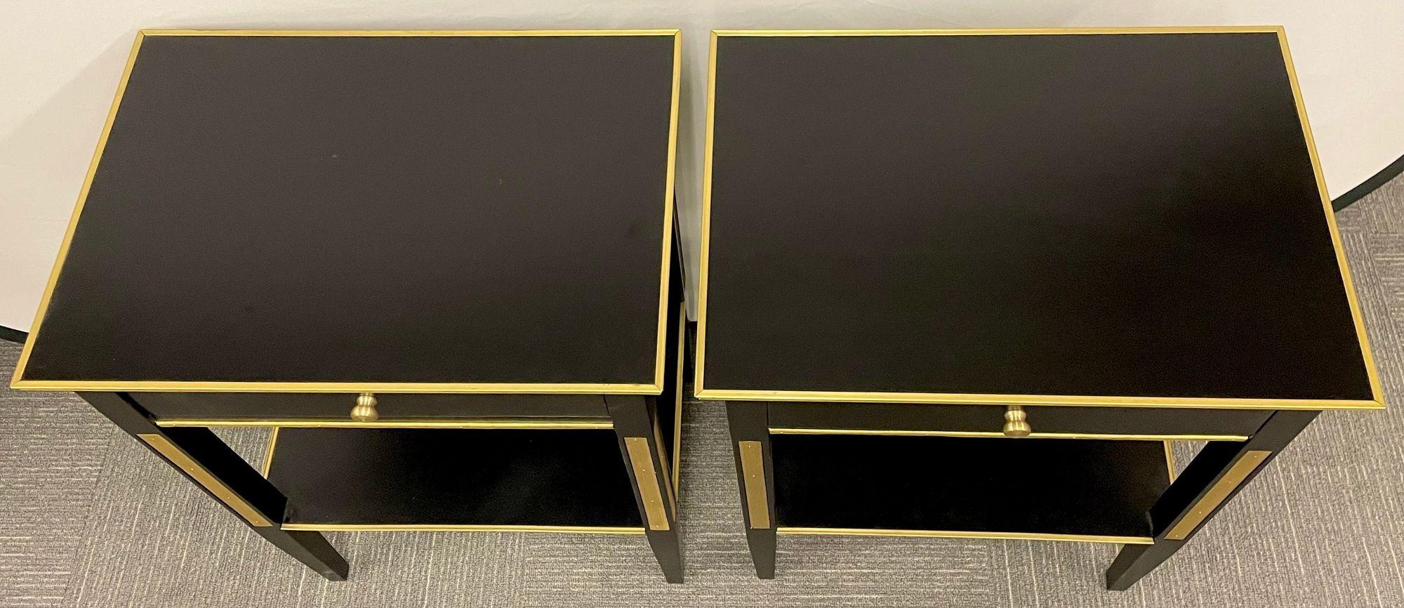 Paire de tables d'appoint ou de tables d'appoint russes de style néoclassique en finition ébène en vente 3