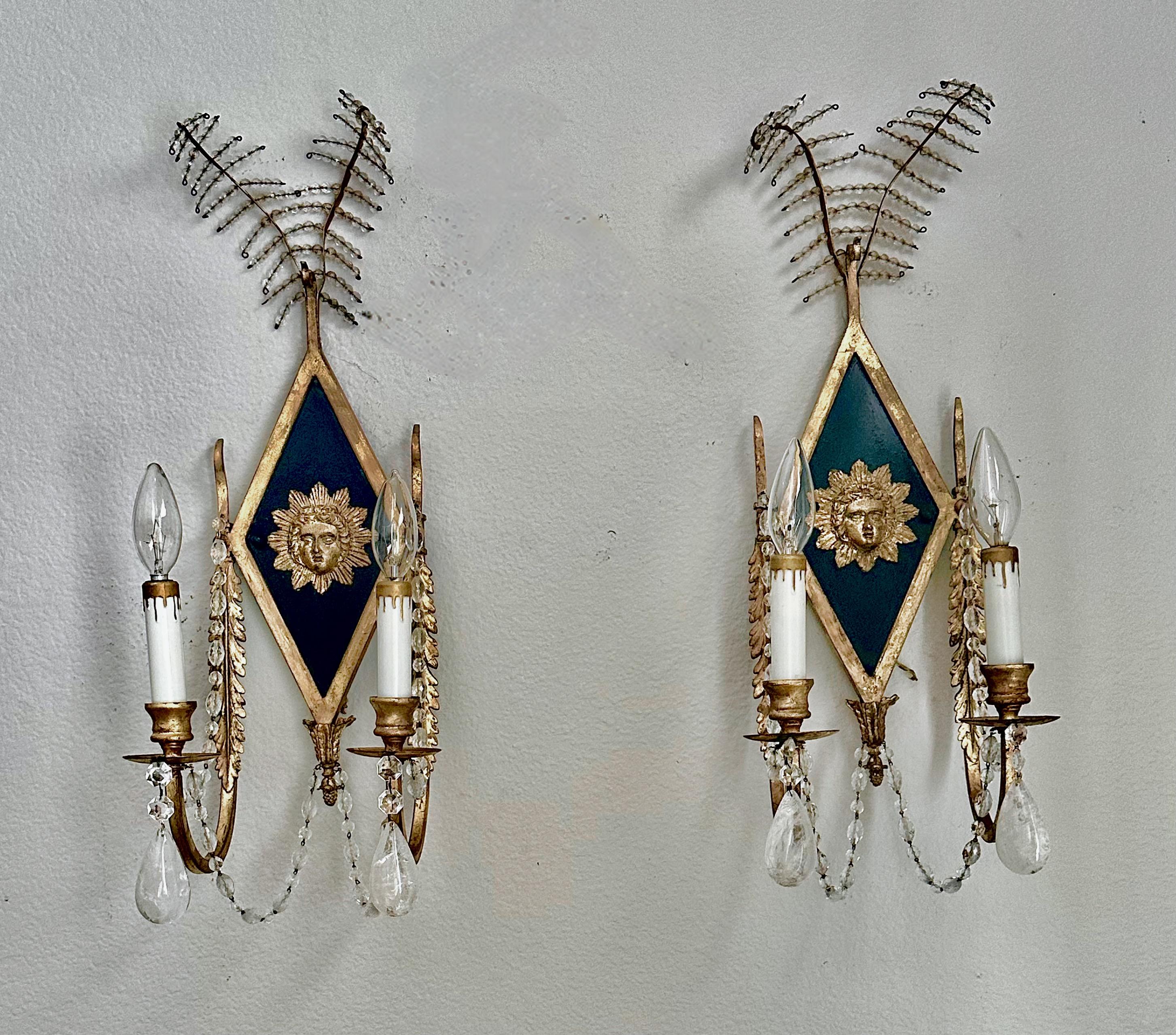 Coppia di appliques a 2 bracci in stile russo con dettagli tipici del design russo del XVIII secolo di Niermann Weeks. Piume di cristallo e corde di cristallo esaltano l'audace forma a diamante del retro, che presenta una testa in bassorilievo e un