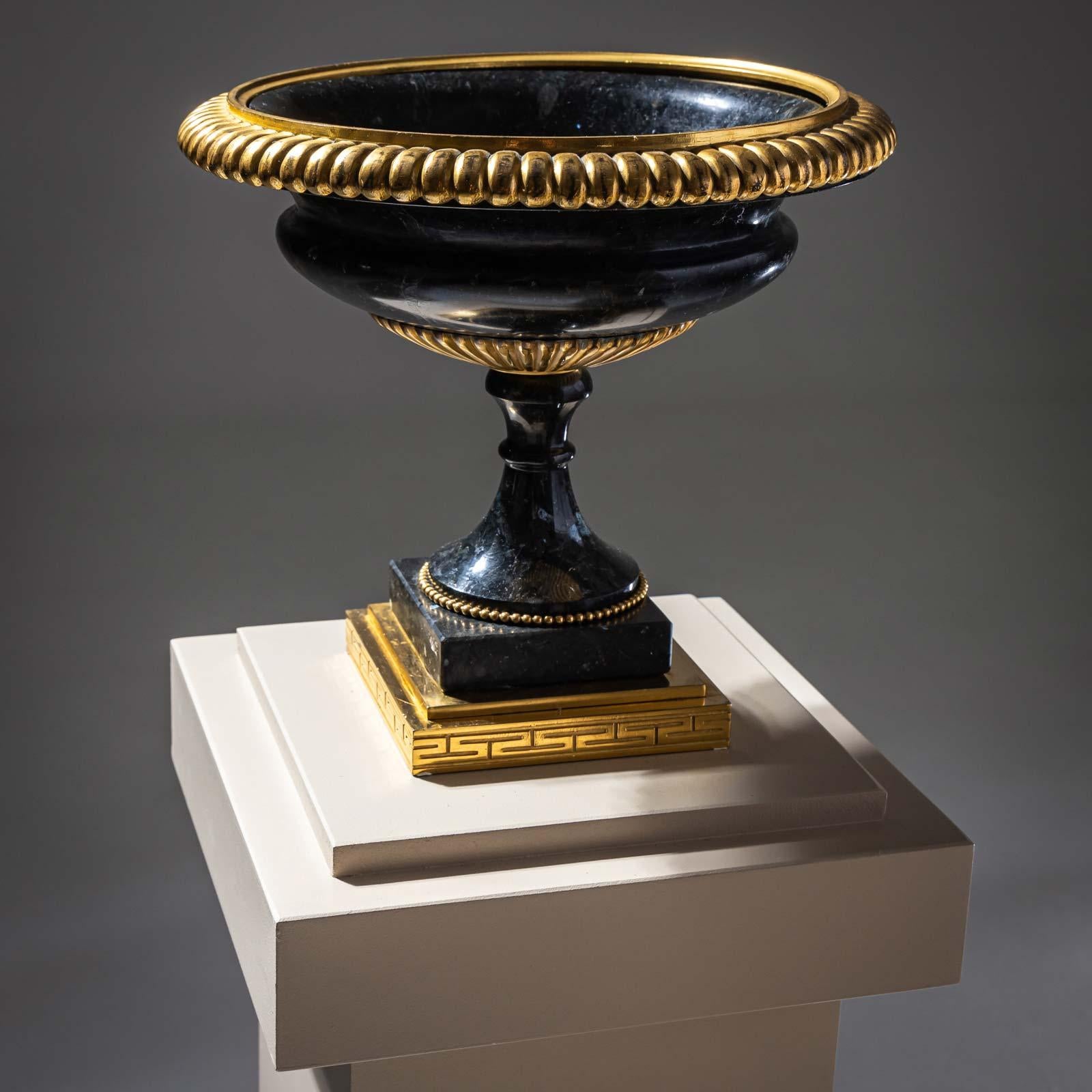 Coppia di tazze in dolomia, regione di Shelyabinsk (Urali), bronzo dorato a fuoco. Russia, Ekaterinburg, XIX secolo. Provenienza: Ex collezione Dolf Selbach (1929-2010).