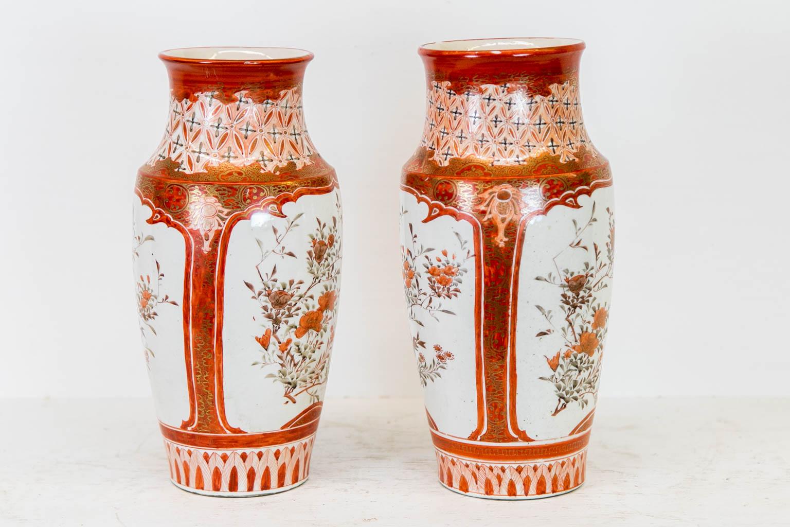 Pair of Rust and White Japanese Kutani Vases In Good Condition For Sale In Wilson, NC