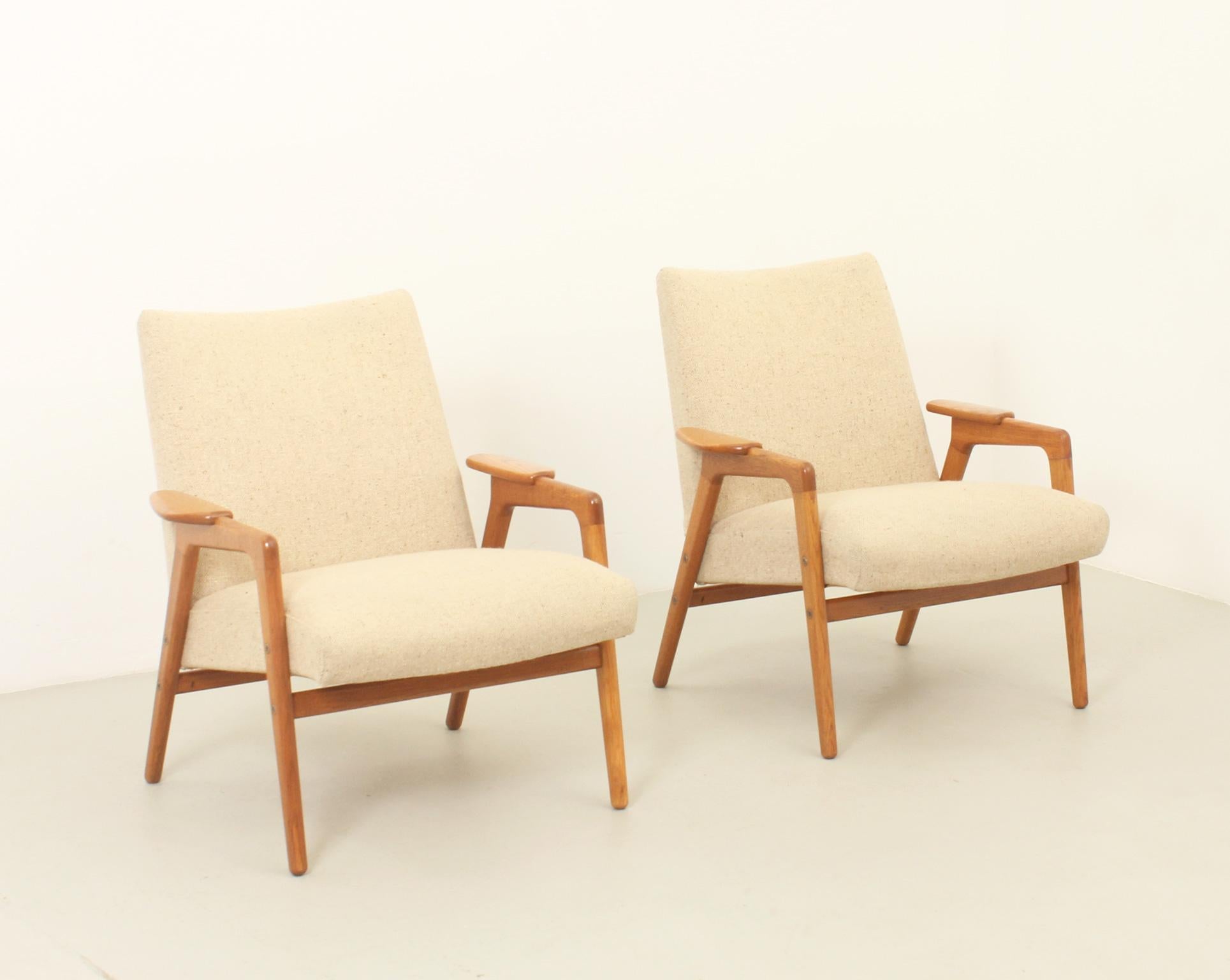 Paire de fauteuils Ruster conçus par le designer suédois Yngve Ekström et produits par la société néerlandaise Pastoe aux Pays-Bas, années 1960. Structure en bois de chêne massif et tapisserie d'origine en tissu de laine. 
