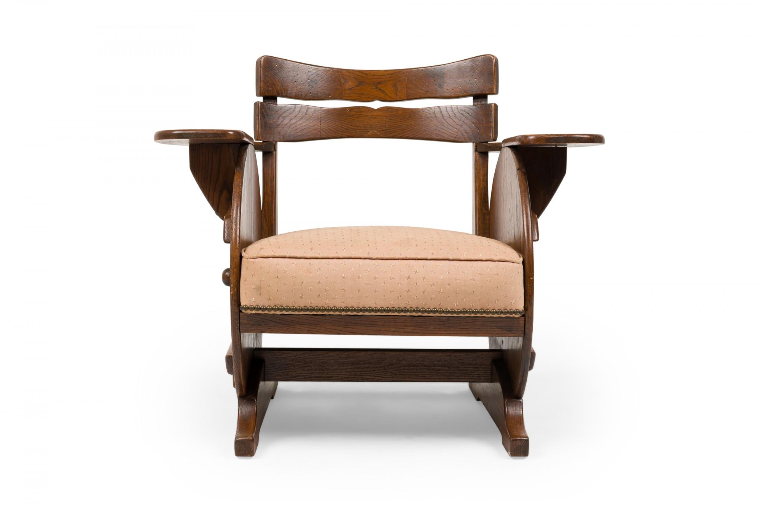 Pärchen rustikaler Armlehnstühle aus Old Hickory-Kiefer mit charakteristischen breiten Armlehnen und einer Rückenlehne mit doppeltem Lattenrost in geschwungener Form mit beigefarbenen, gepolsterten Sitzkissen in einem Punktmuster zwischen 2
