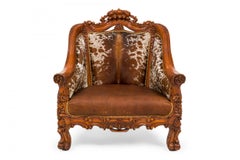 Pareja de sillones anchos rústicos americanos de nogal tallado y cuero de vaca