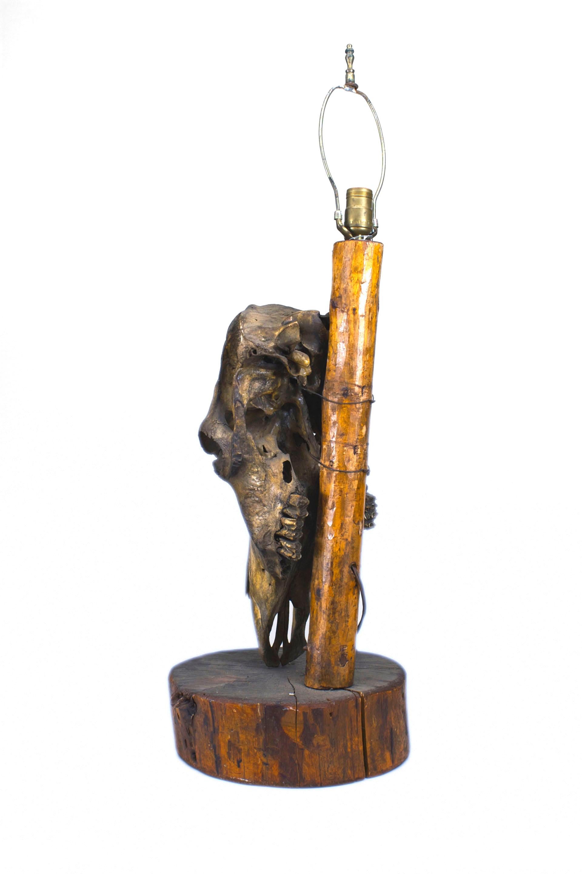 Paar amerikanische rustikale Tischlampen mit Pferdekopf (Holz)