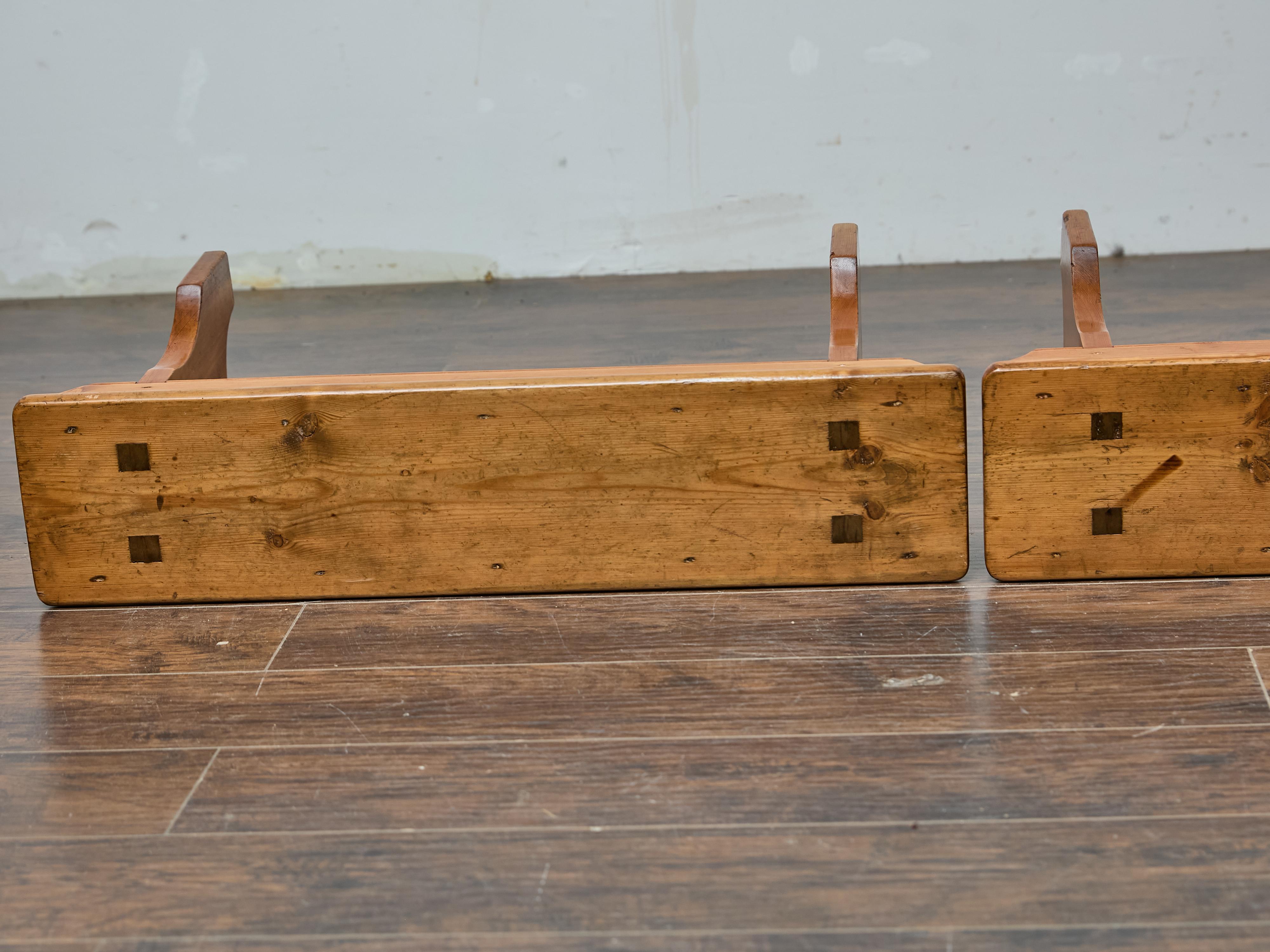 Coppia di panche rustiche in pino americano, CIRCA 1920 - Sedute da ingresso in stile rustico in vendita 3