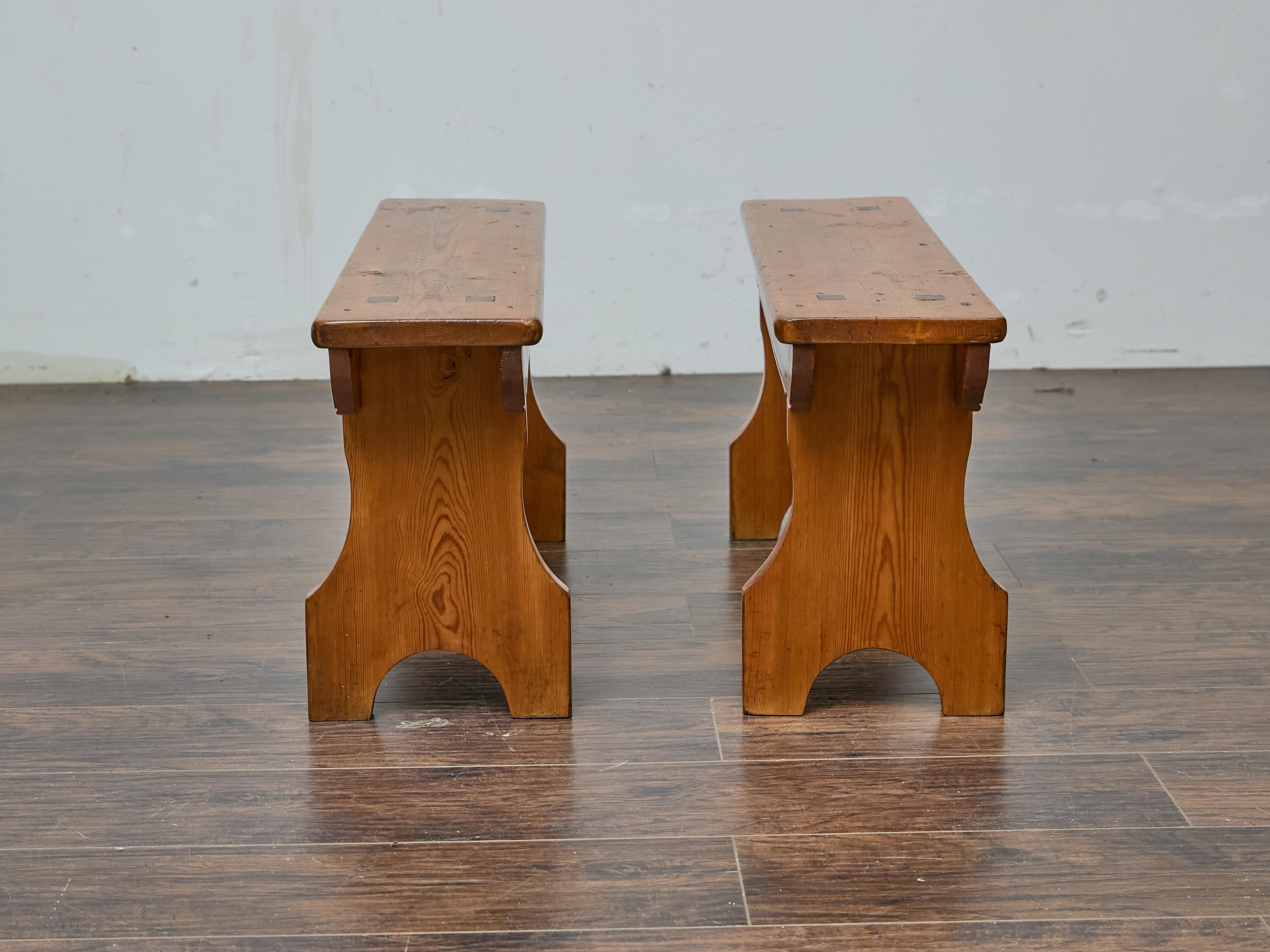 Americano Coppia di panche rustiche in pino americano, CIRCA 1920 - Sedute da ingresso in stile rustico in vendita