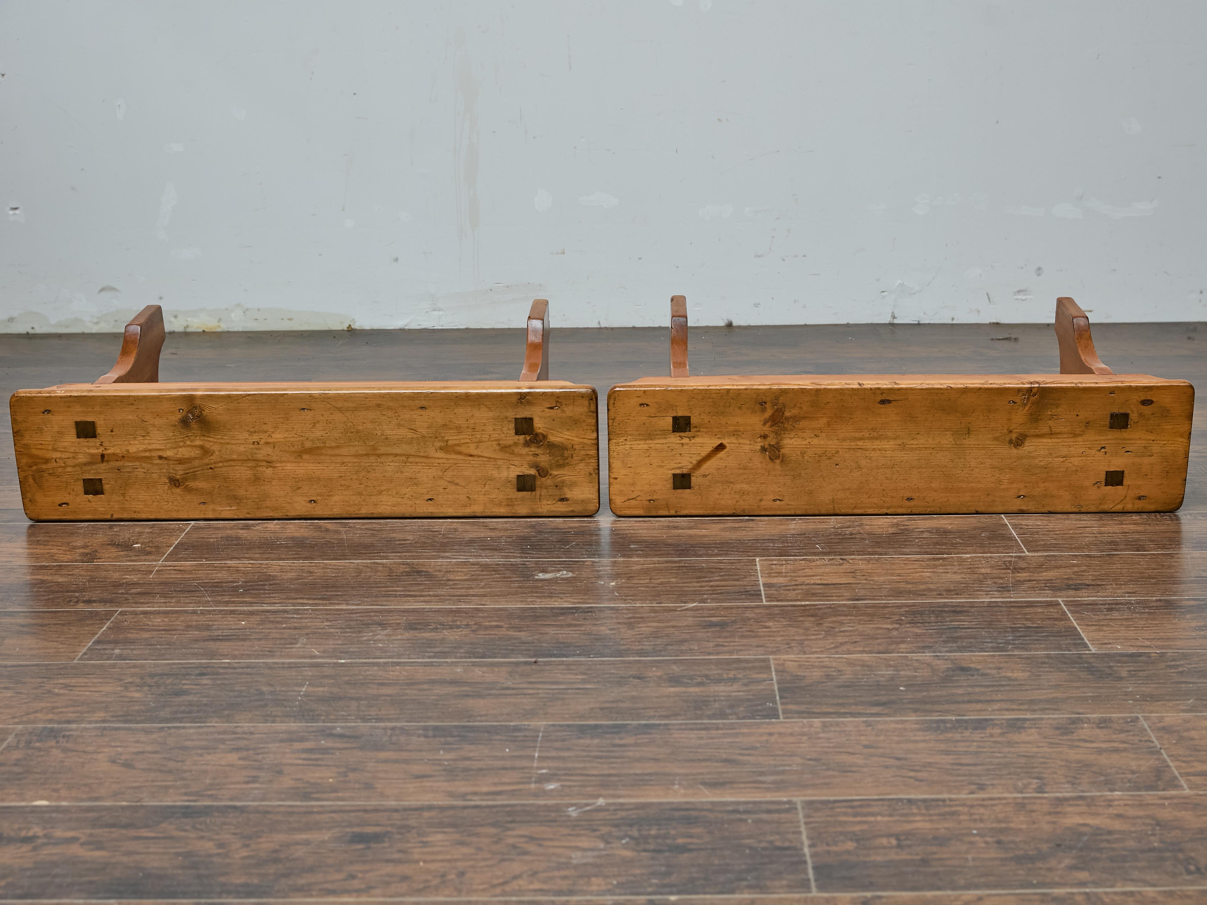 Coppia di panche rustiche in pino americano, CIRCA 1920 - Sedute da ingresso in stile rustico in vendita 1