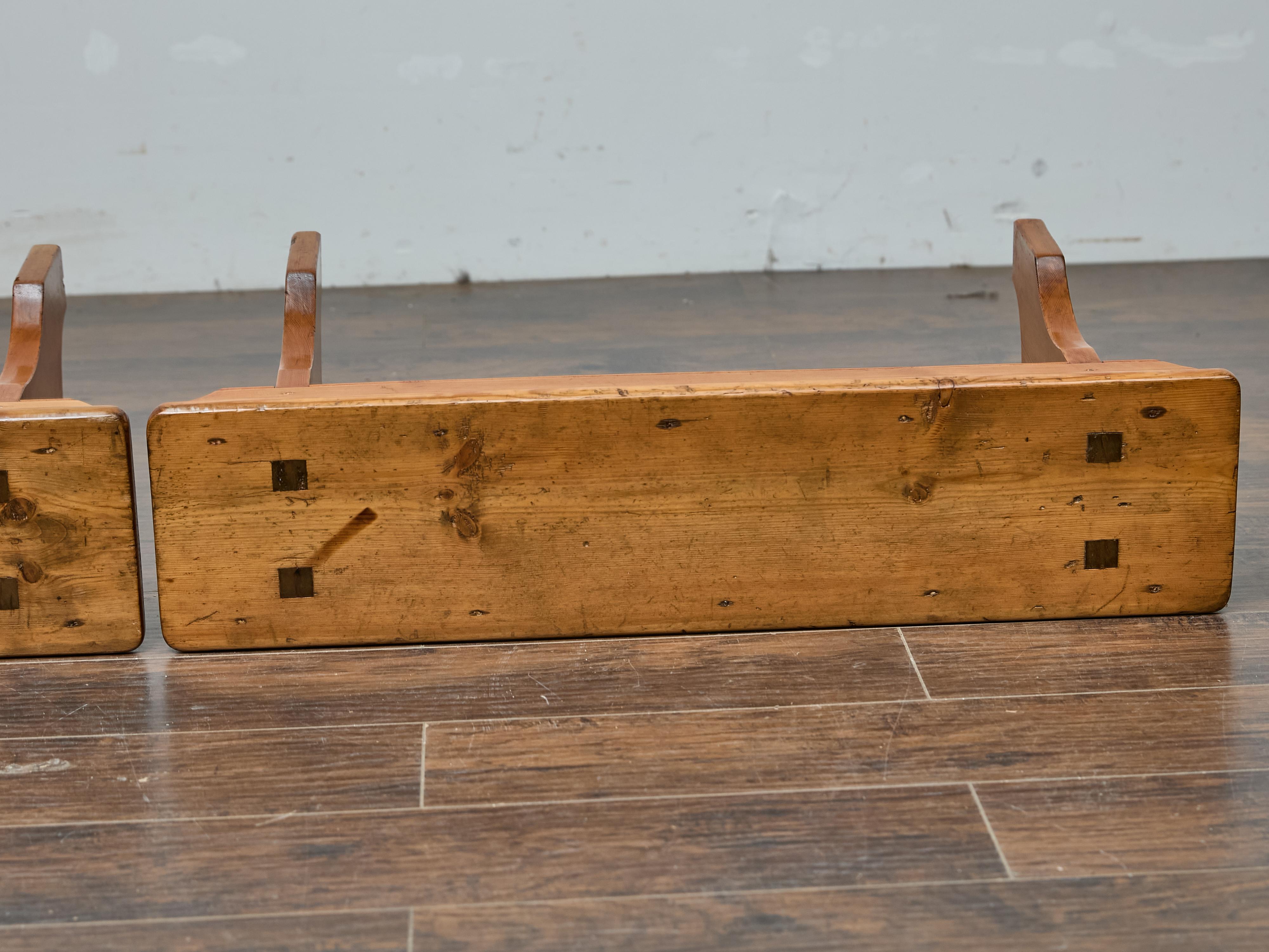 Coppia di panche rustiche in pino americano, CIRCA 1920 - Sedute da ingresso in stile rustico in vendita 2