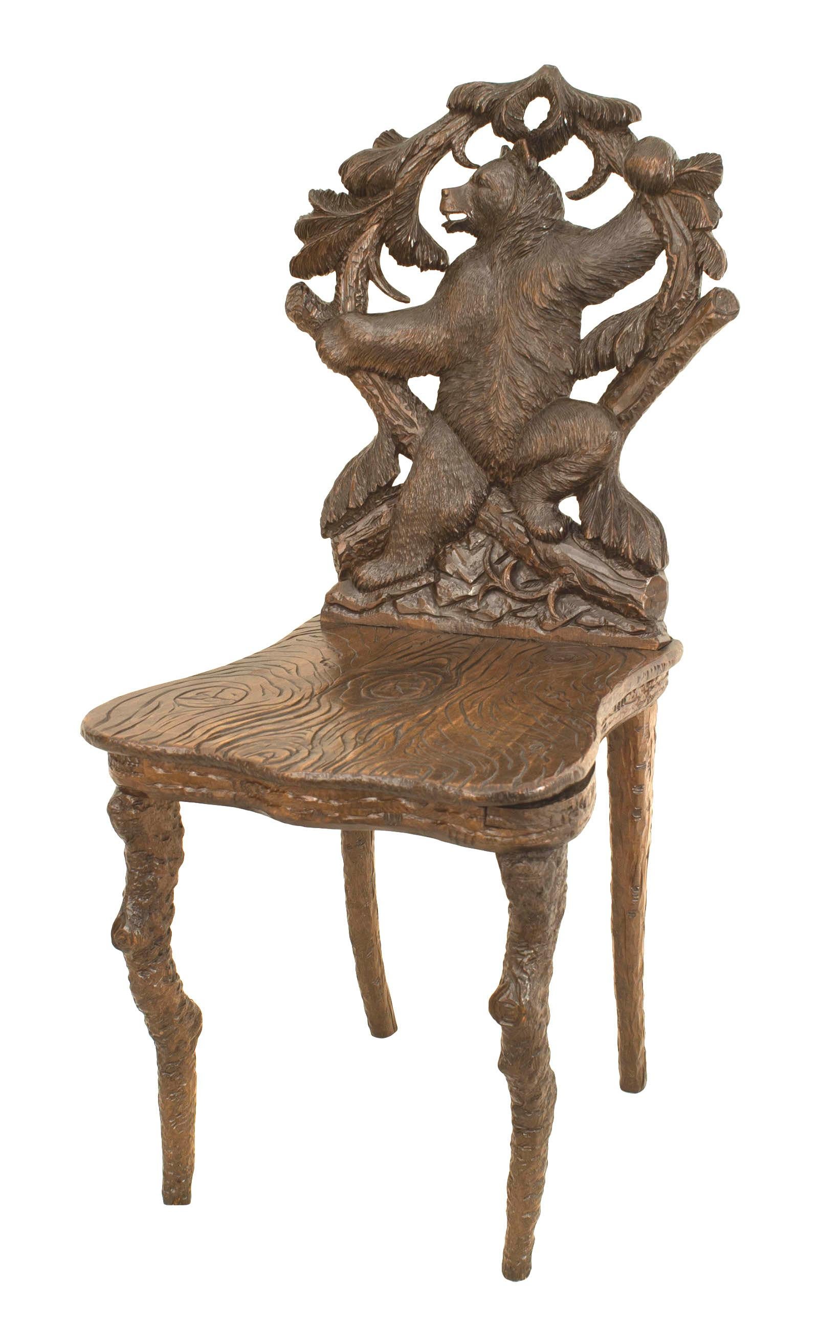 Allemand Paire de chaises d'appoint rustiques en noyer Black Forest à l'effigie d'un ours en vente