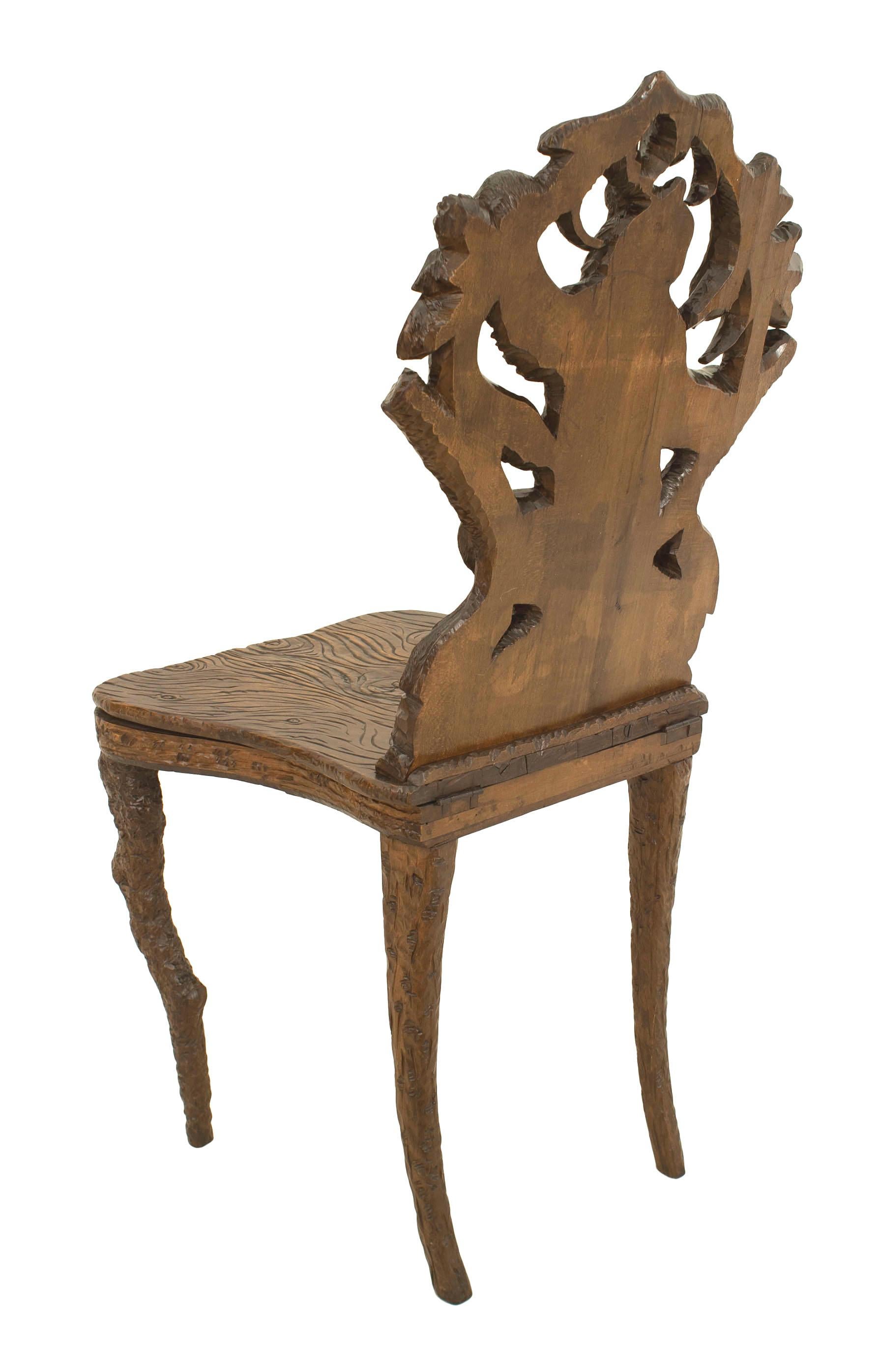 Paire de chaises d'appoint rustiques en noyer Black Forest à l'effigie d'un ours Bon état - En vente à Queens, NY