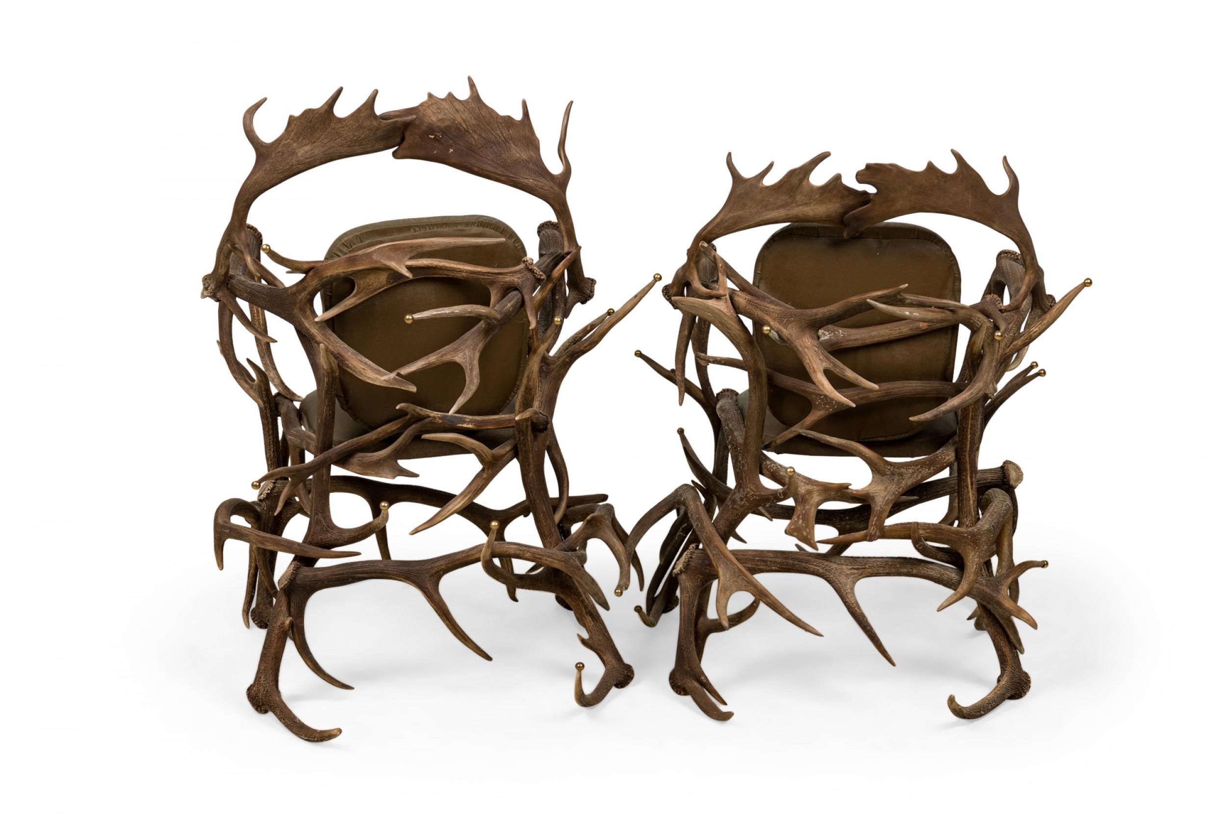 Cuir Paire de fauteuils rustiques de style continental en cuir vert olive et faux bois de cervidé en vente
