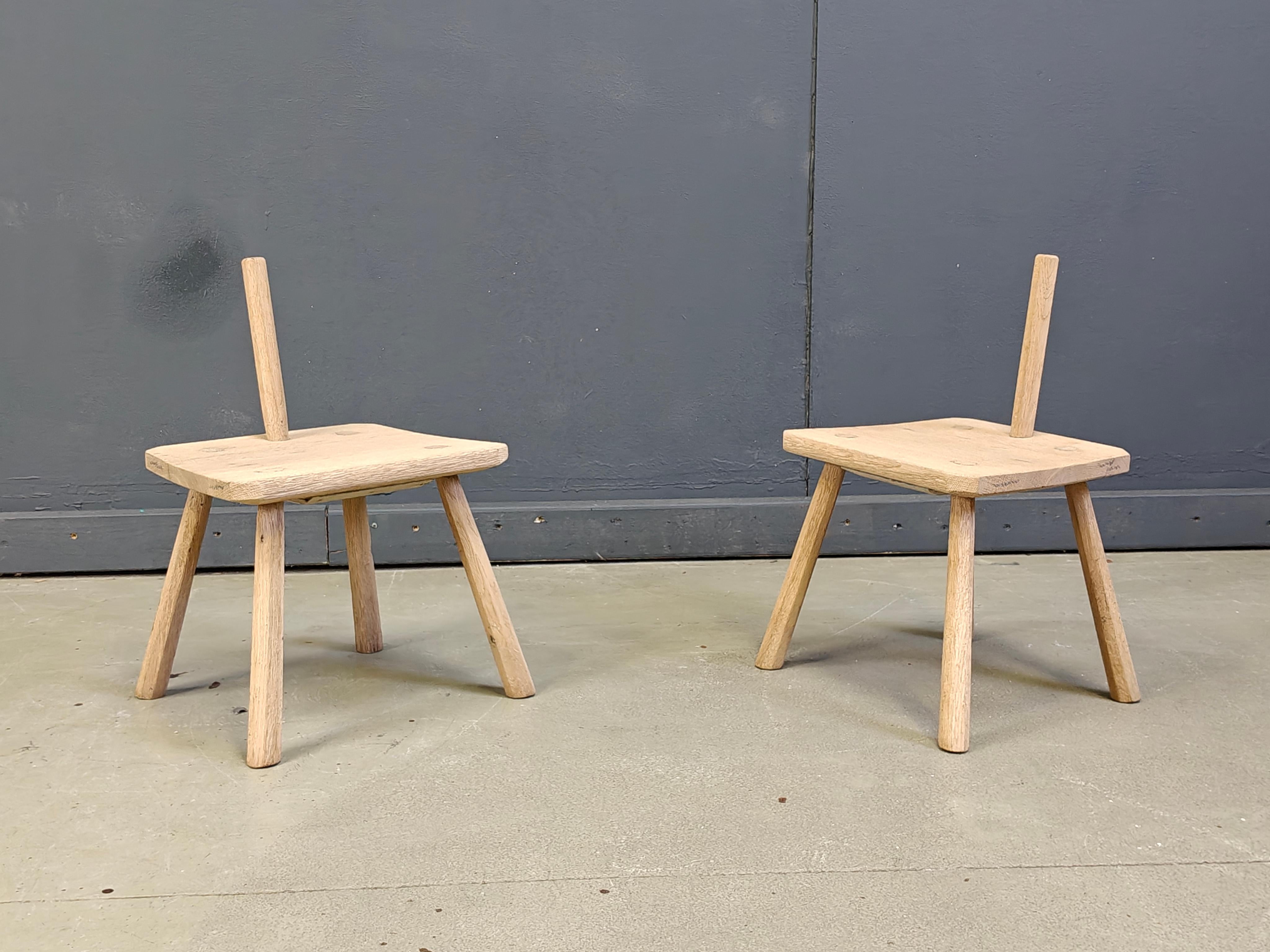 coppia di eleganti sgabelli da fattoria in legno rustico vintage, probabilmente utilizzati per mungere le mucche.

questi sgabelli sono molto decorativi, in stile brutalista e possono essere utilizzati come tavolini, decorazioni,...

Anni '60 -
