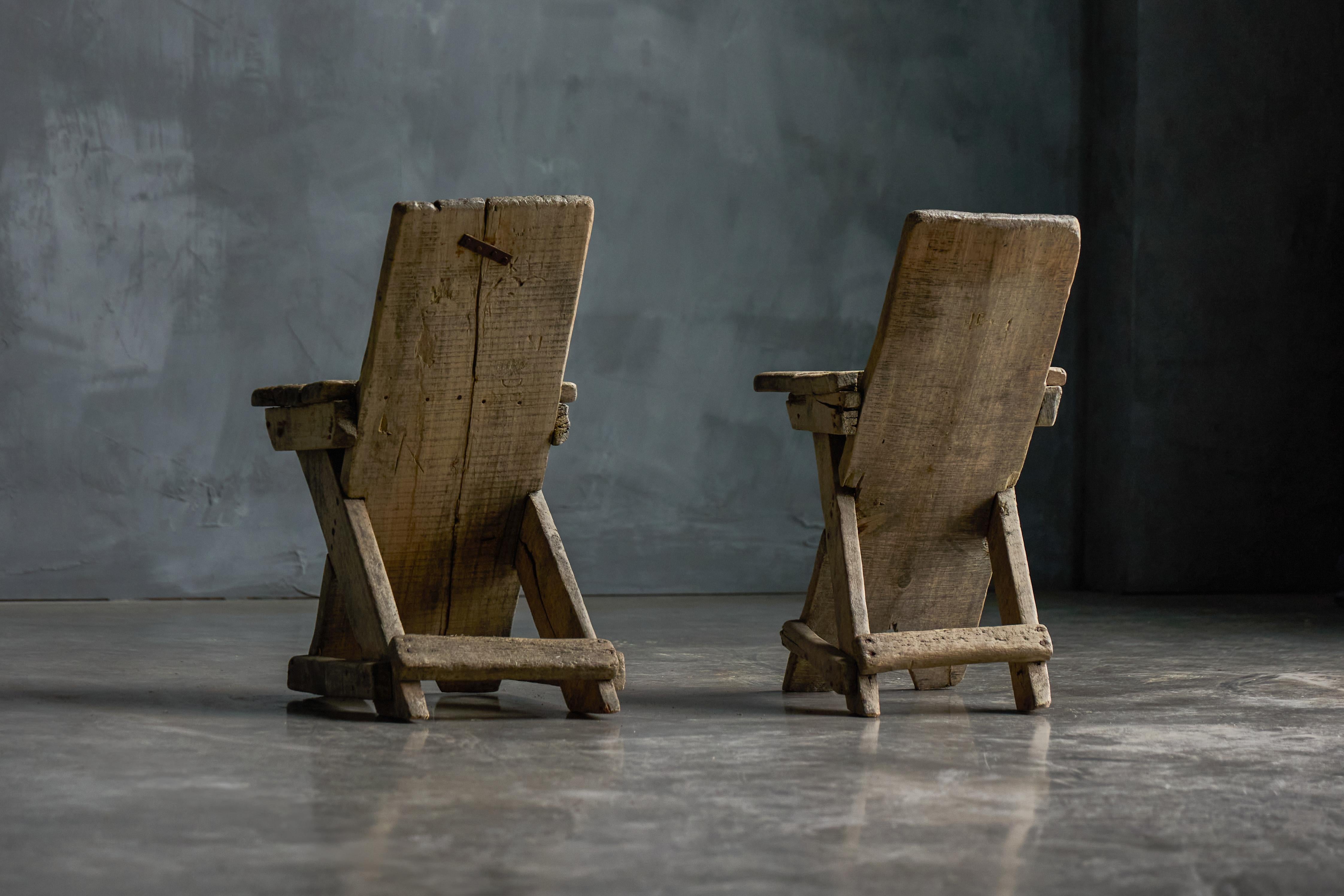 Rustikale Volkskunststühle, Frankreich, frühes 20. Jahrhundert, Paar (Holz) im Angebot