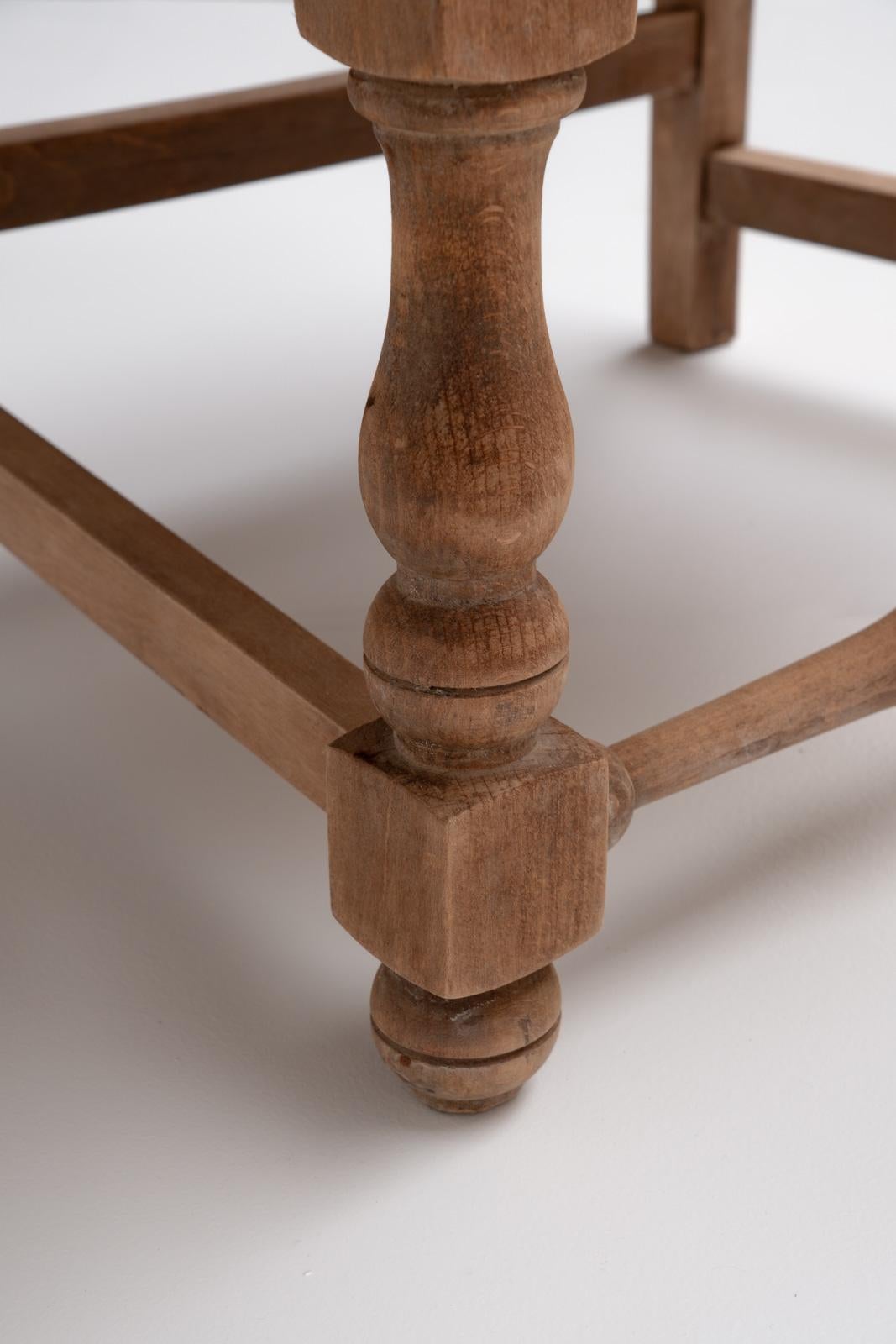 Paire de fauteuils rustiques en chêne et jonc, années 1950 Bon état - En vente à Aartselaar, BE