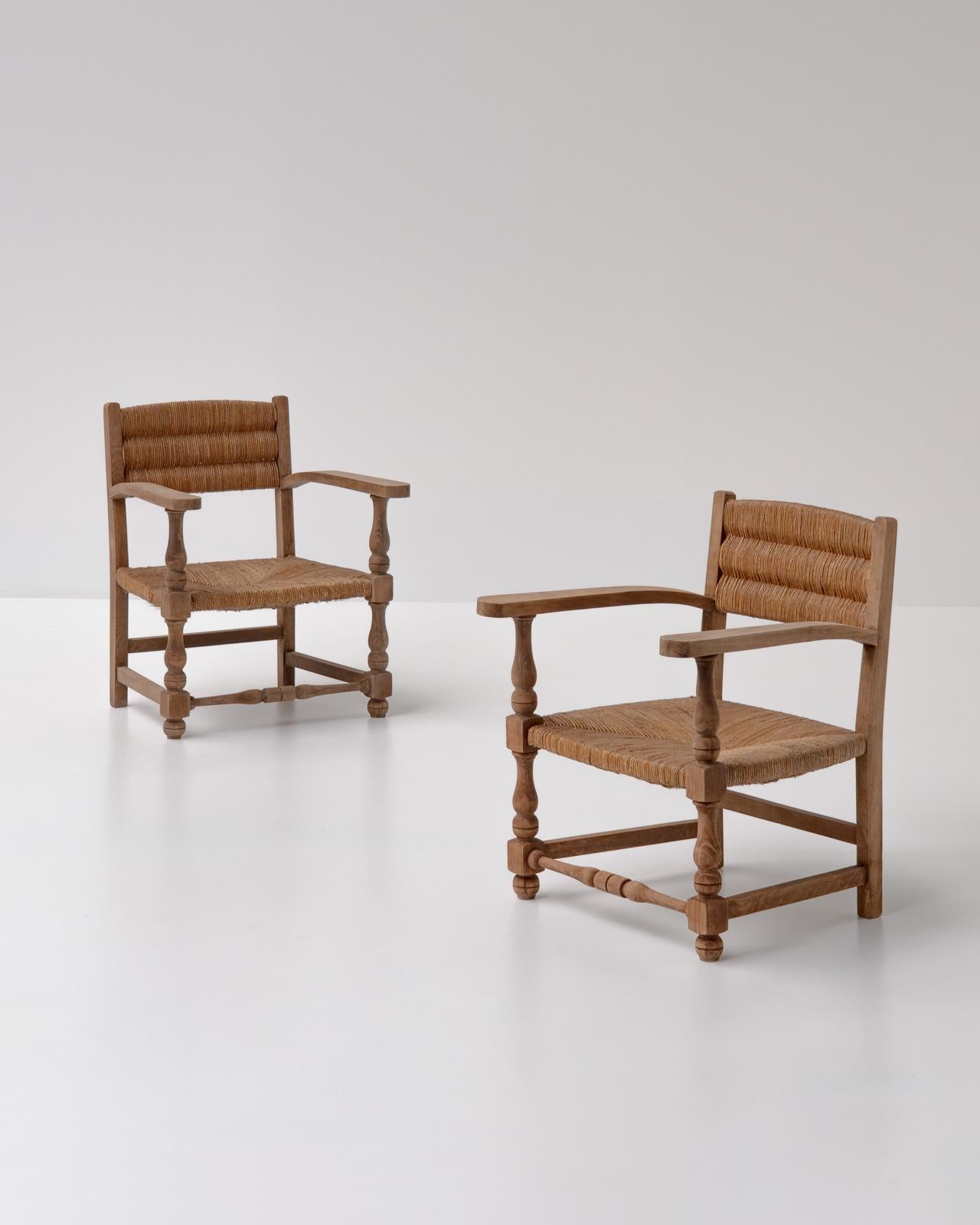 Milieu du XXe siècle Paire de fauteuils rustiques en chêne et jonc, années 1950 en vente