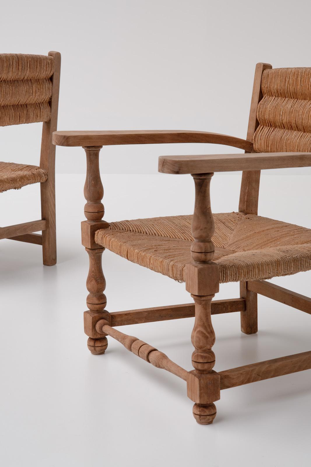 Bois Paire de fauteuils rustiques en chêne et jonc, années 1950 en vente