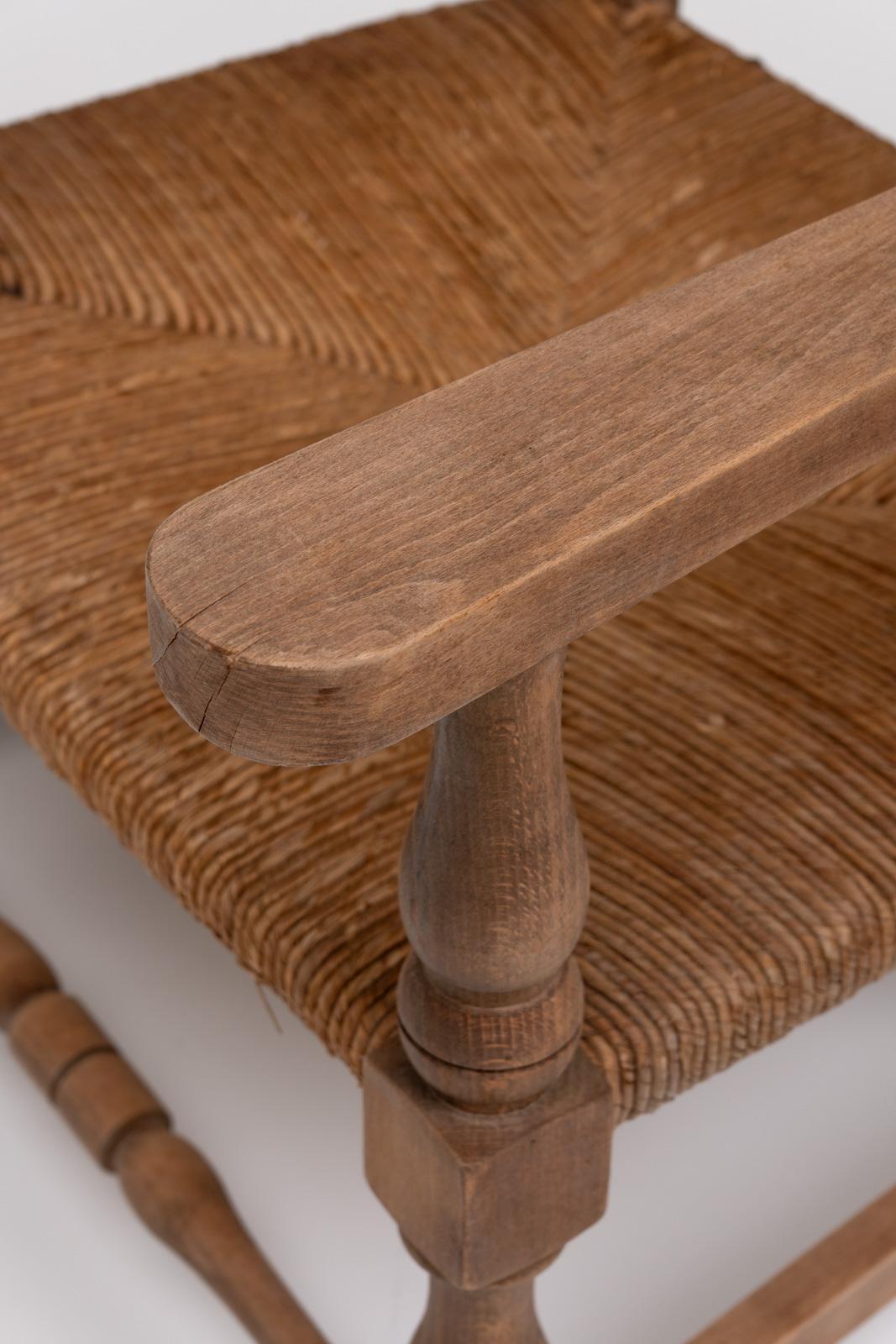 Paire de fauteuils rustiques en chêne et jonc, années 1950 en vente 1