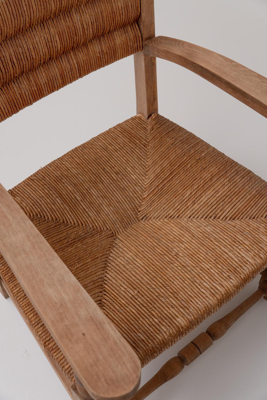 Paire de fauteuils rustiques en chêne et jonc, années 1950 en vente 2