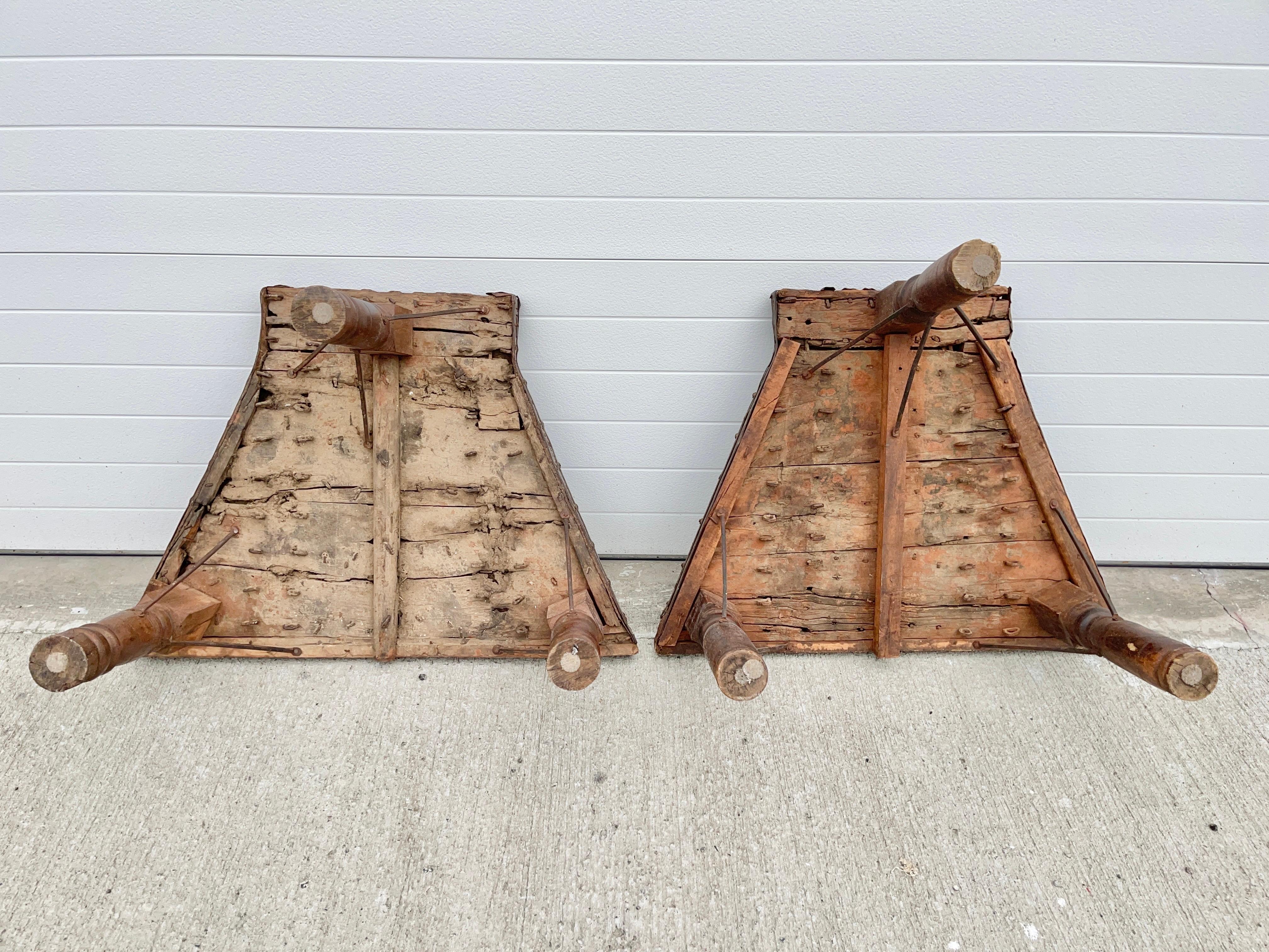 Paire de tables de chariot indiennes rustiques en vente 3