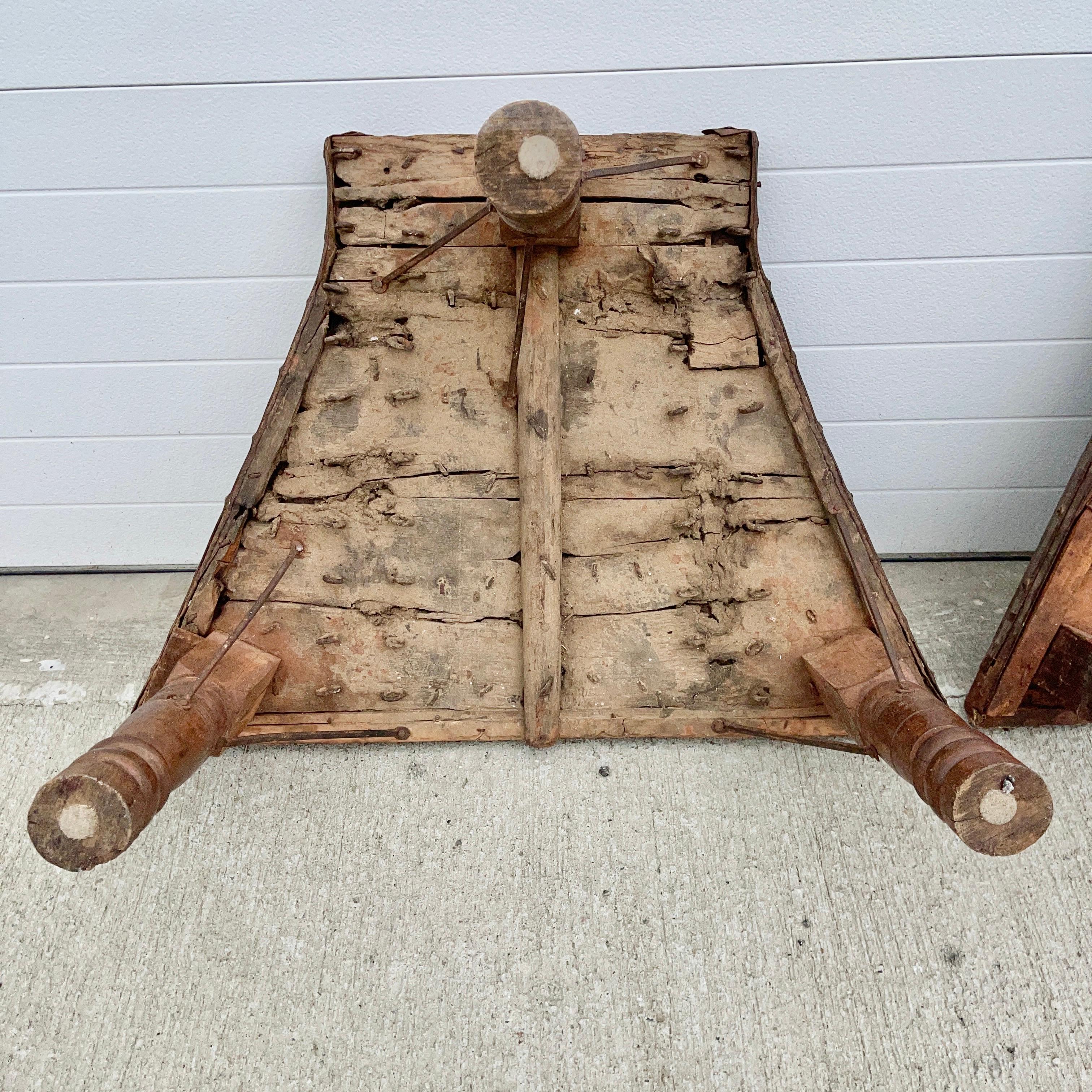 Paire de tables de chariot indiennes rustiques en vente 4