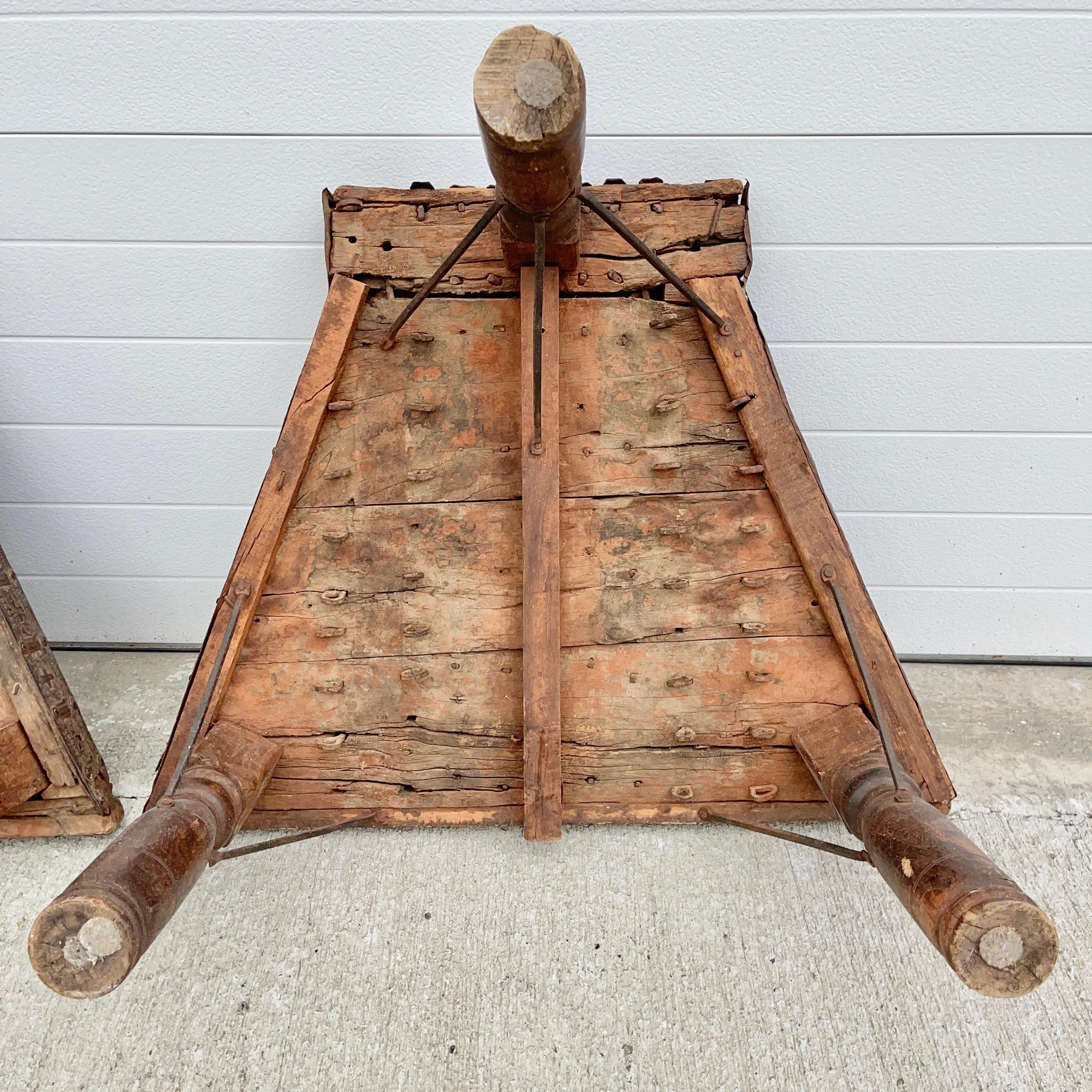 Paire de tables de chariot indiennes rustiques en vente 5