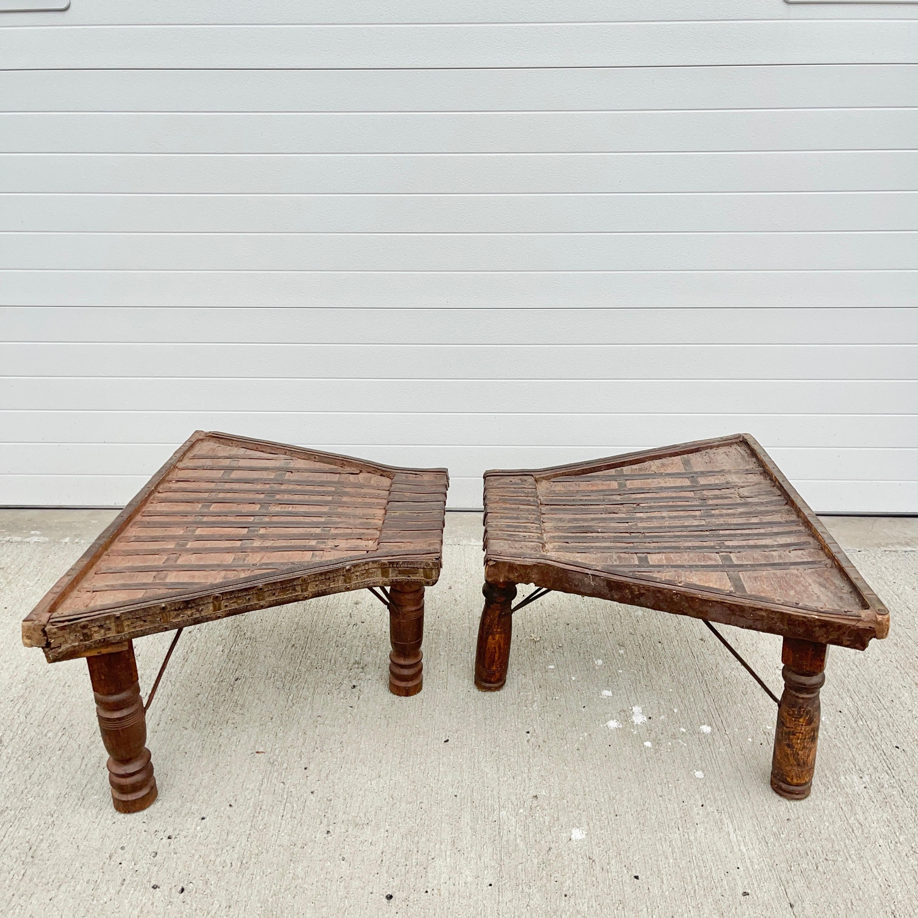Rustique Paire de tables de chariot indiennes rustiques en vente