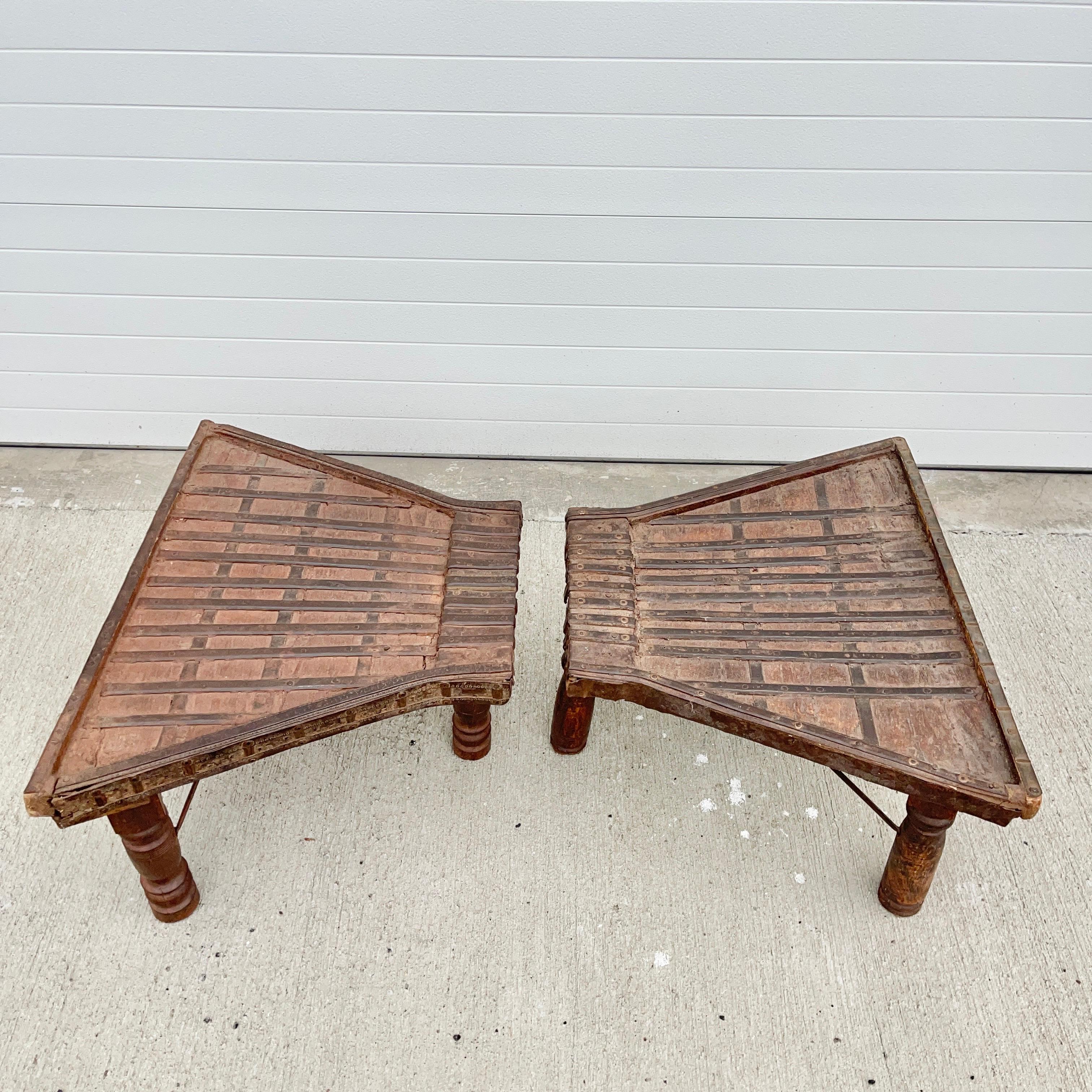 Indien Paire de tables de chariot indiennes rustiques en vente