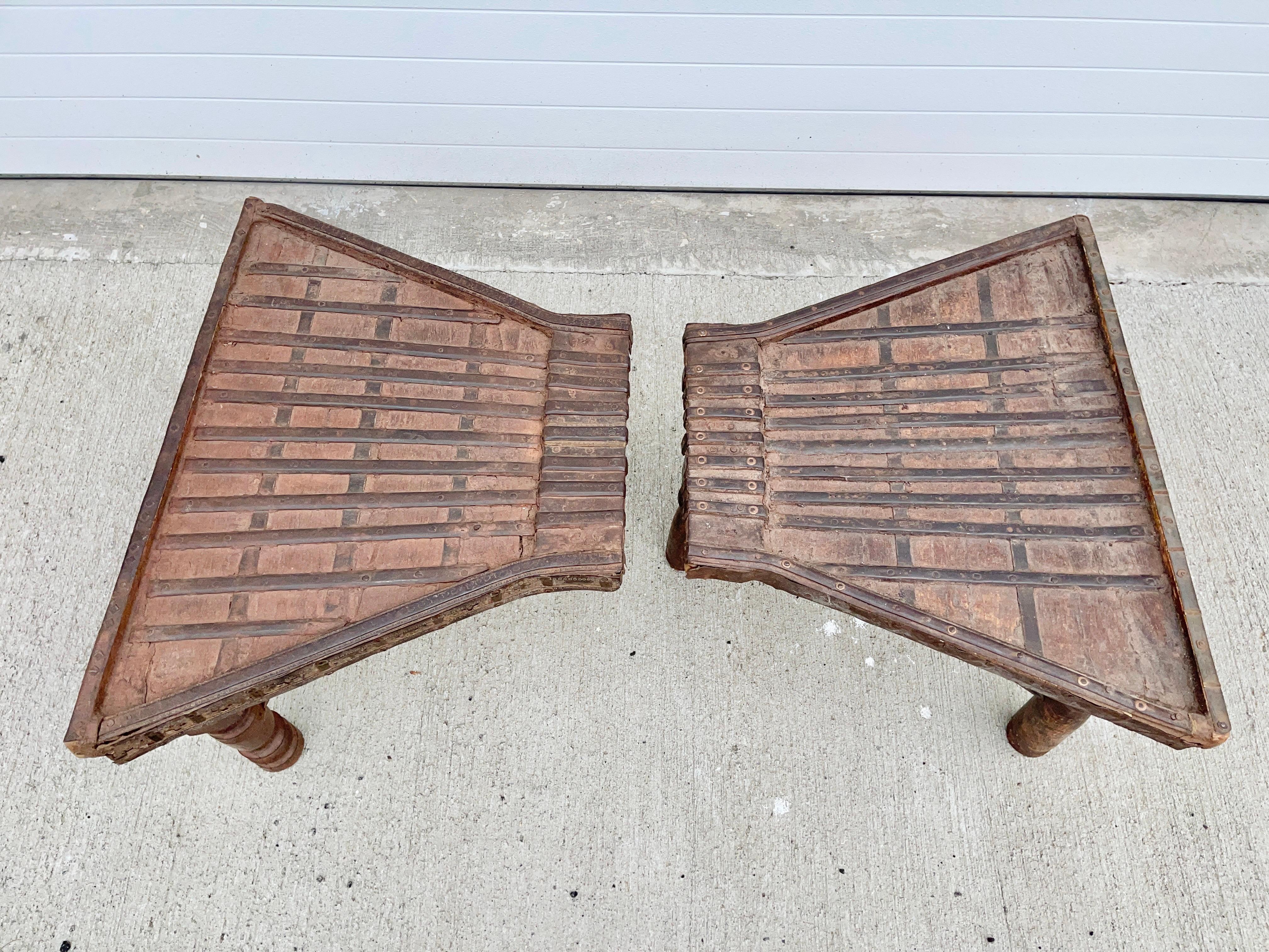 Paire de tables de chariot indiennes rustiques Bon état - En vente à Hanover, MA