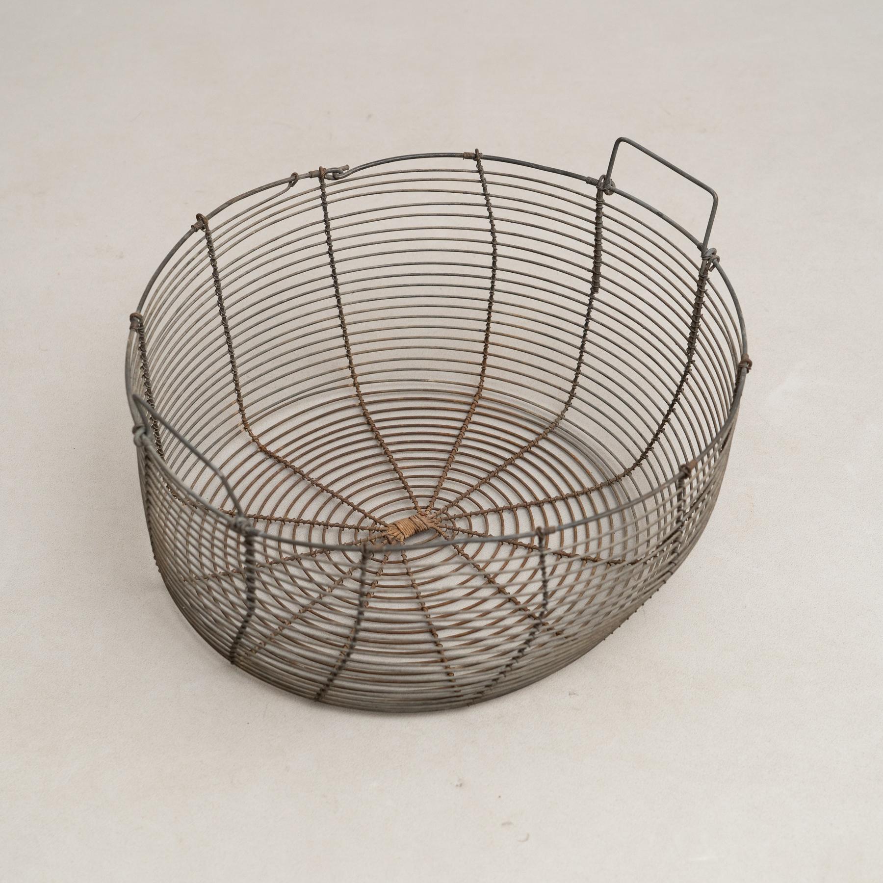 Coppia di cestini rustici in metallo, circa 1940 in vendita 7