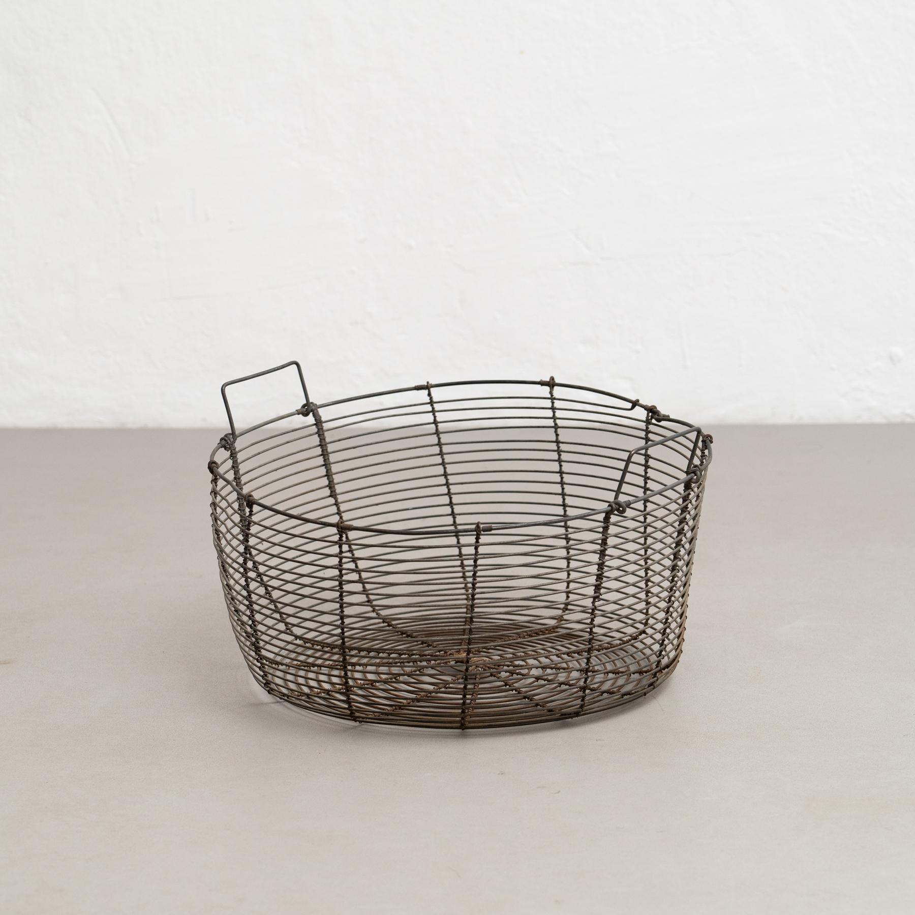 Metallo Coppia di cestini rustici in metallo, circa 1940 in vendita