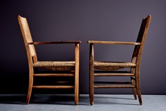 Coppia di sedie da salotto rustiche in Oak con sedute in giunco intrecciato a mano Francia, anni '40
