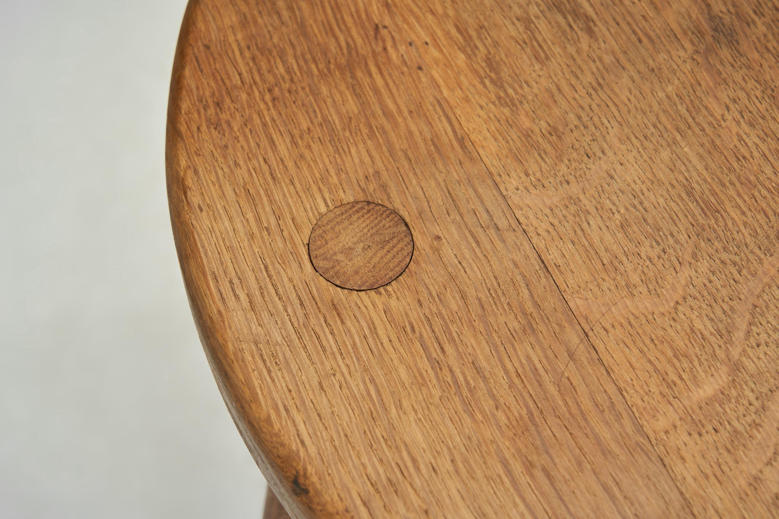 Coppia di tavolini rustici in Oak, Francia, anni '50 in vendita 6
