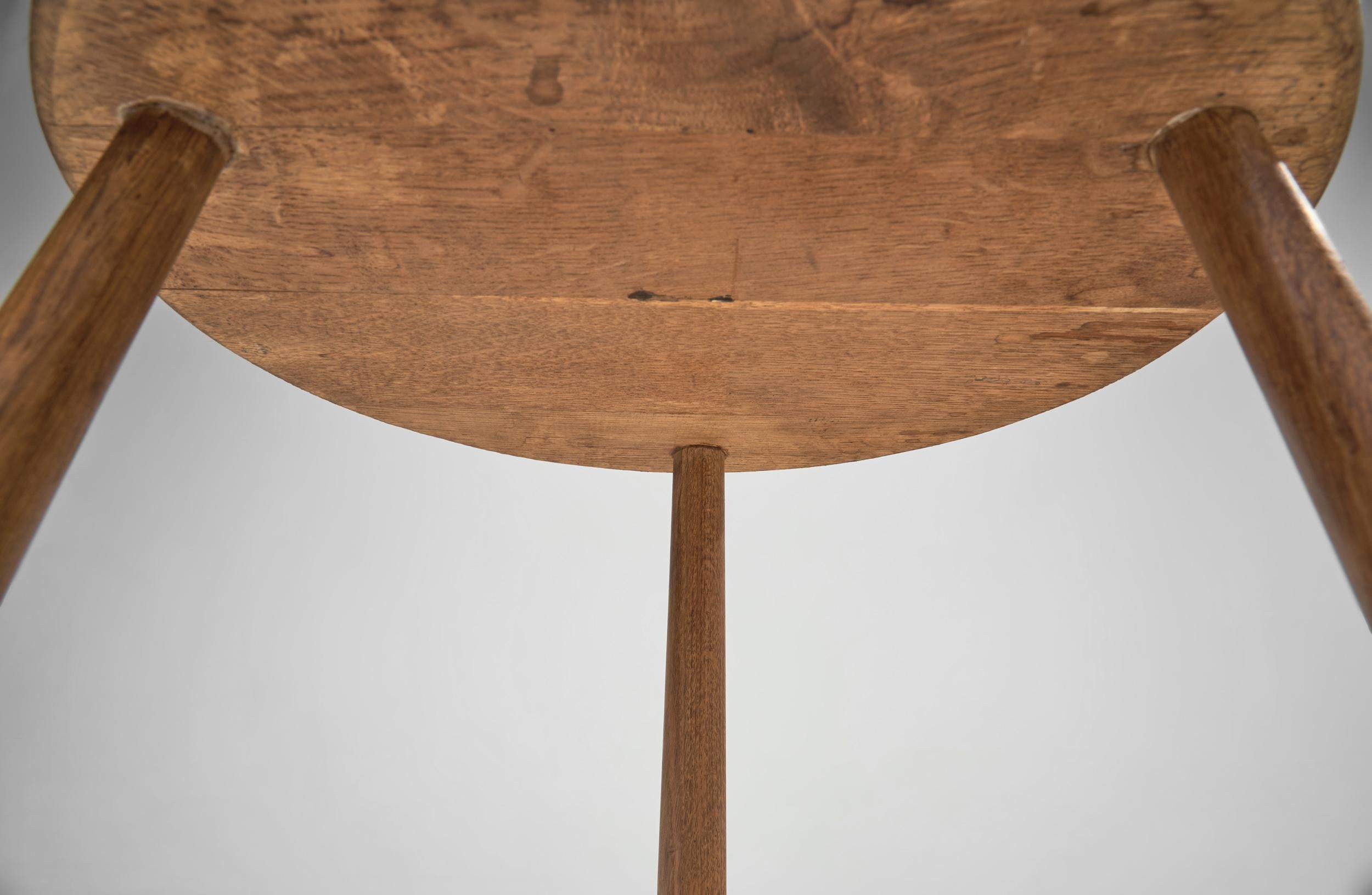 Coppia di tavolini rustici in Oak, Francia, anni '50 in vendita 9