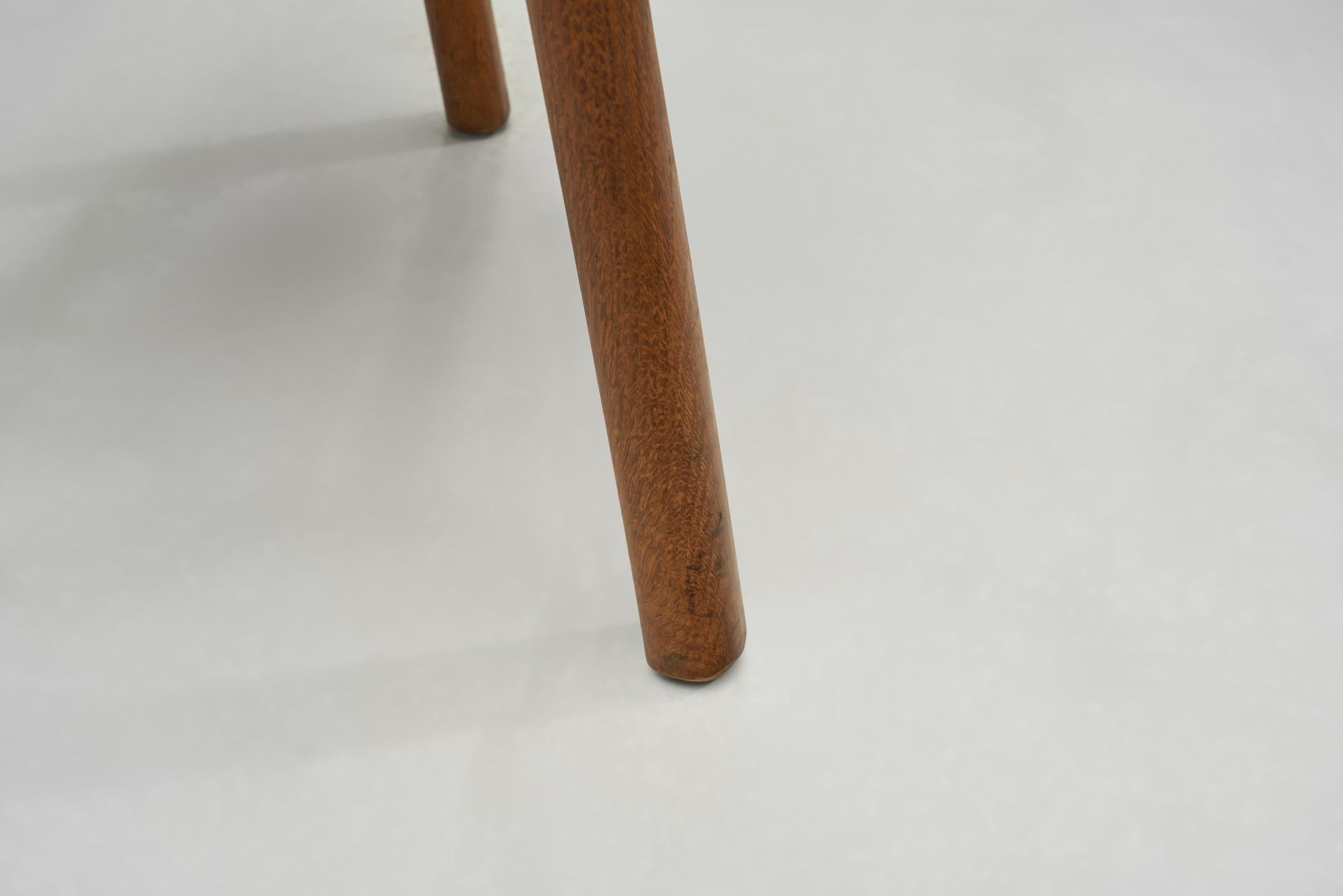 Coppia di tavolini rustici in Oak, Francia, anni '50 in vendita 10