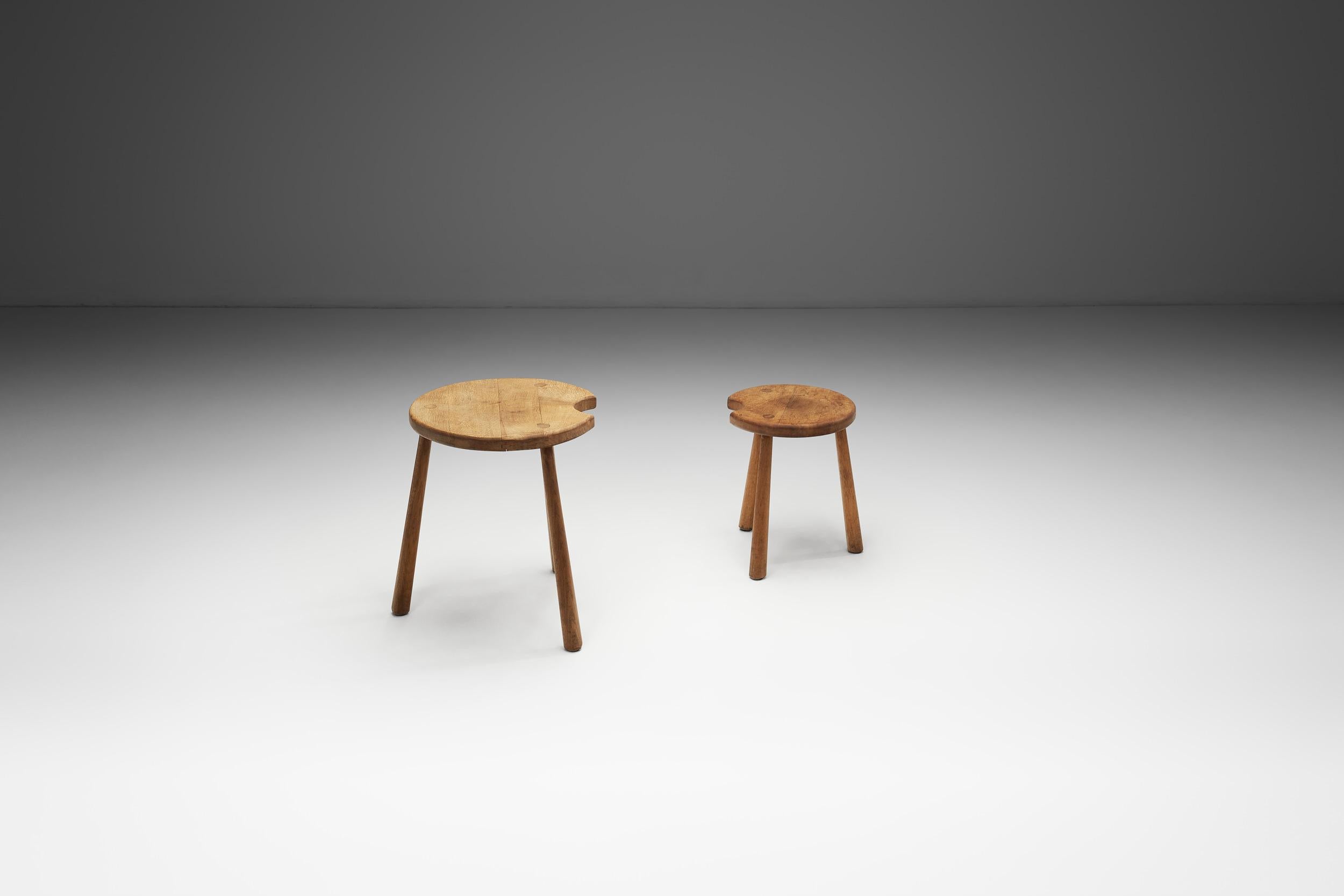 Mid-Century moderno Coppia di tavolini rustici in Oak, Francia, anni '50 in vendita