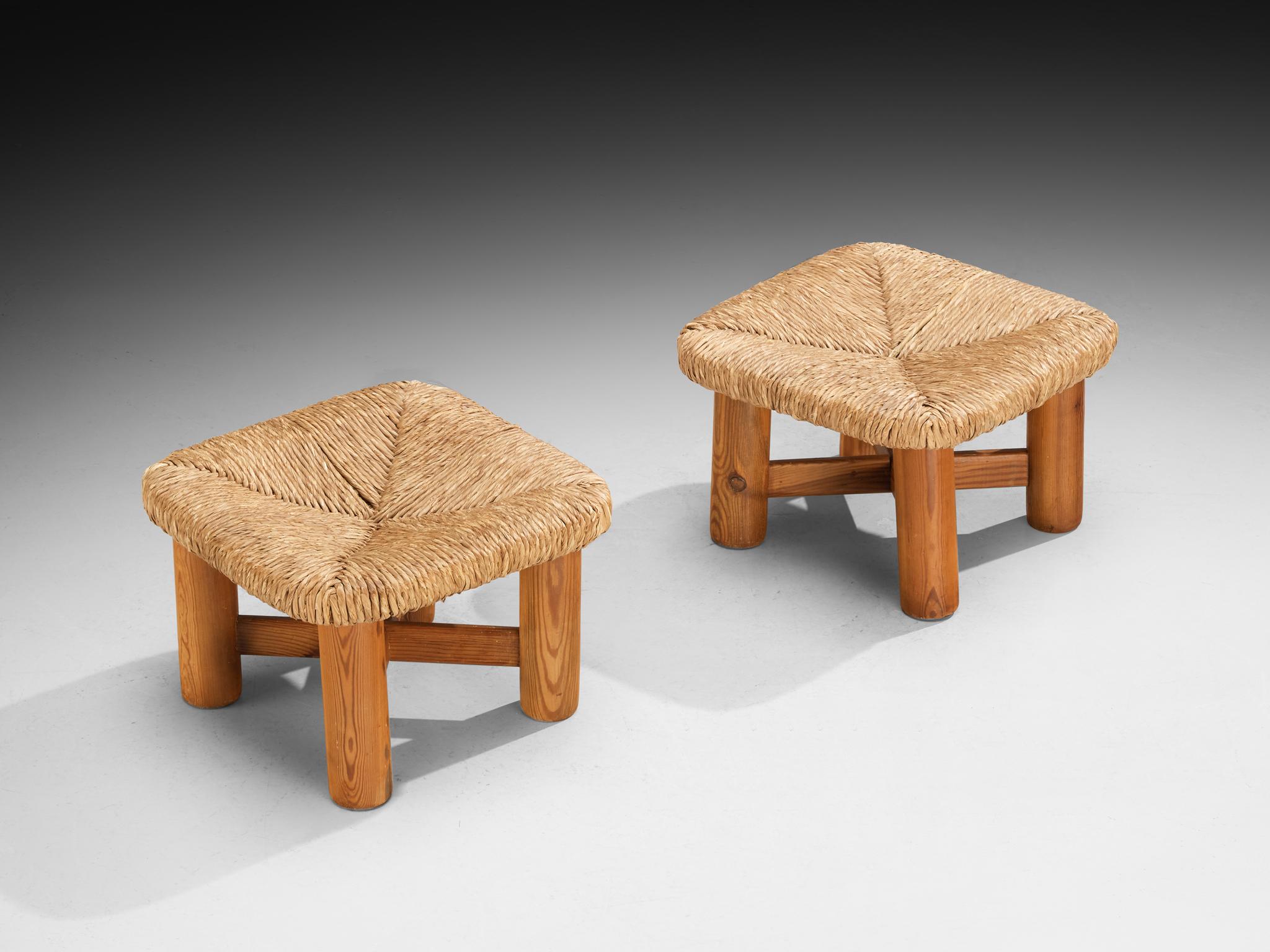 Pair of Rustic Ottomans or Tabourets in Rush and Pine In Good Condition For Sale In Waalwijk, NL