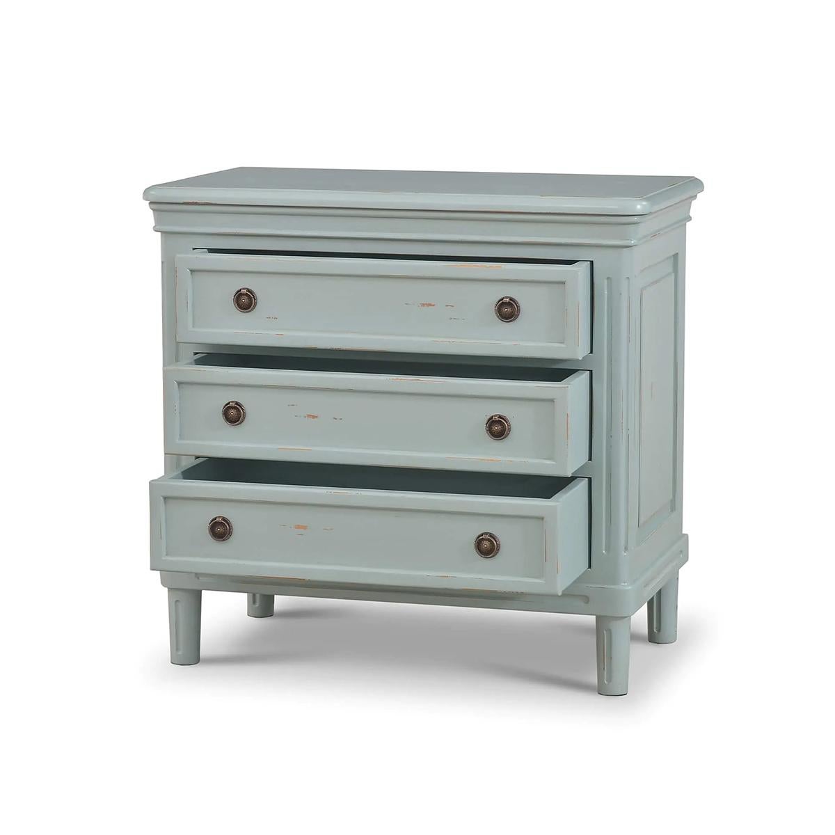Fabriquée en acajou massif, cette table de nuit offre une grande durabilité tout en affichant un design rustique et néoclassique intemporel. Sa finition peinte bleu œuf de canard légèrement vieillie ajoute une touche de sophistication, créant un